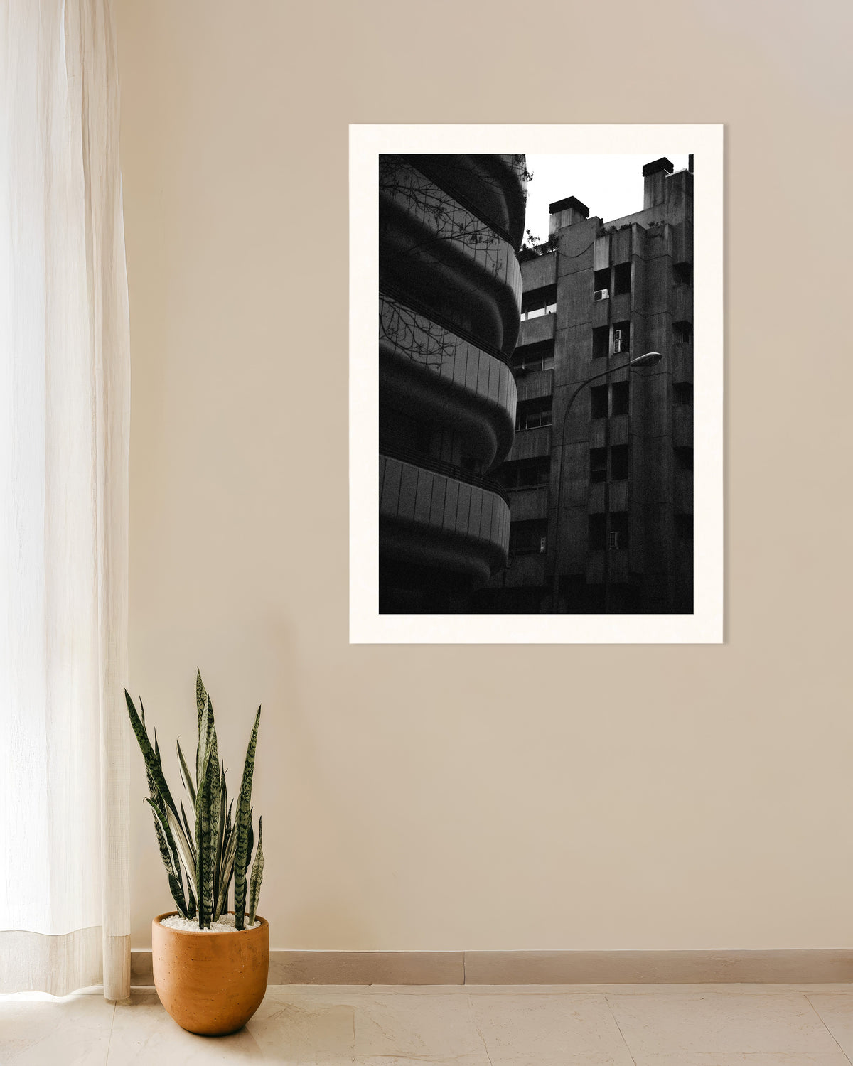 Juliste ”Kaareva julkisivu ja betonitorni”