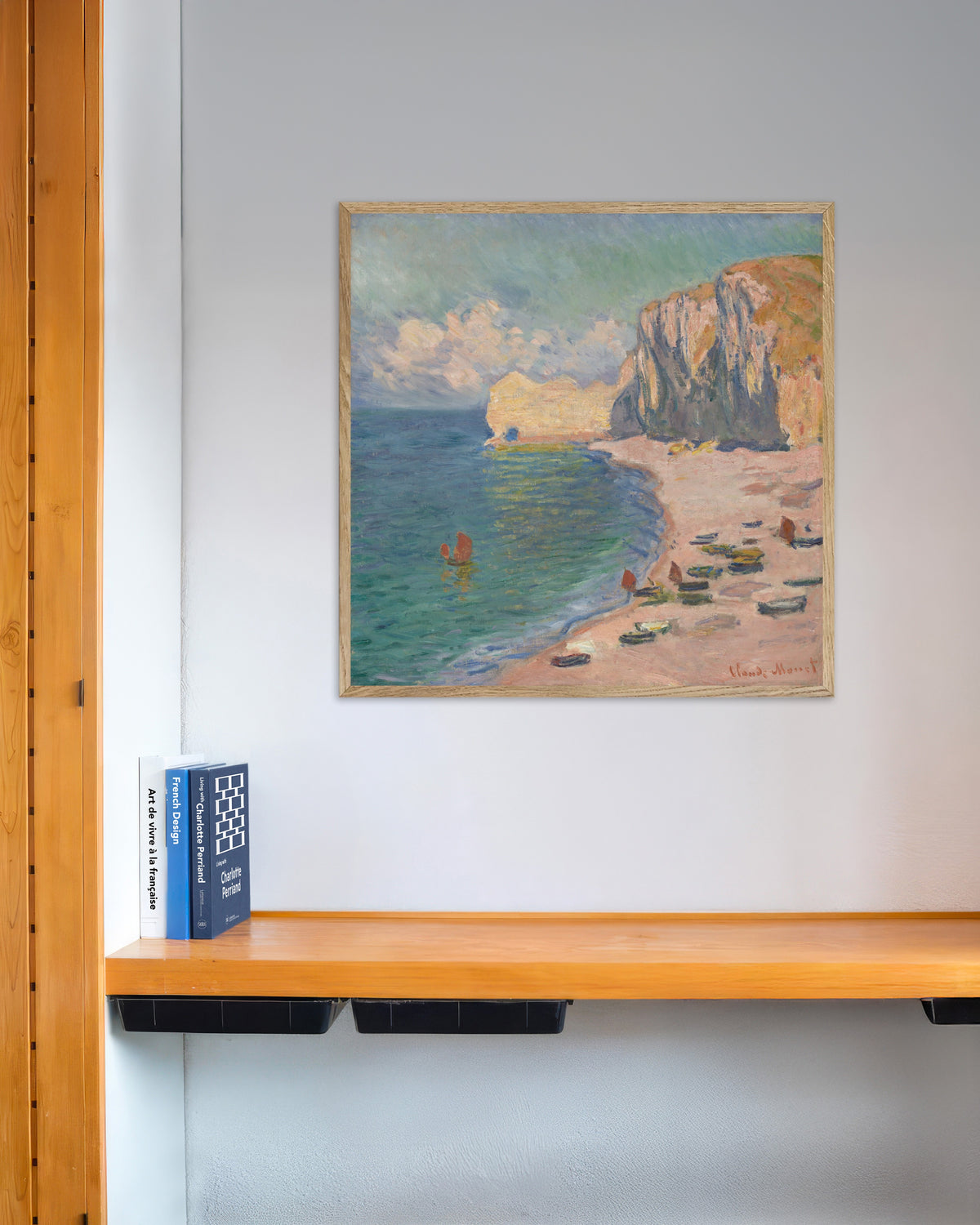 Claude Monet’n Étretat, ranta ja Falaise d'Amont (1885) -juliste luonnonvärisessä puukehyksessä