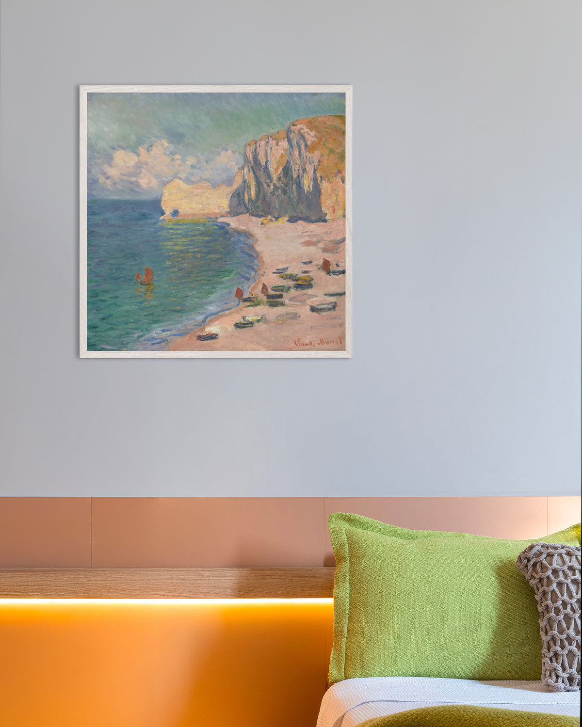 Claude Monet’n Étretat, ranta ja Falaise d'Amont (1885) -juliste valkoisessa puukehyksessä
