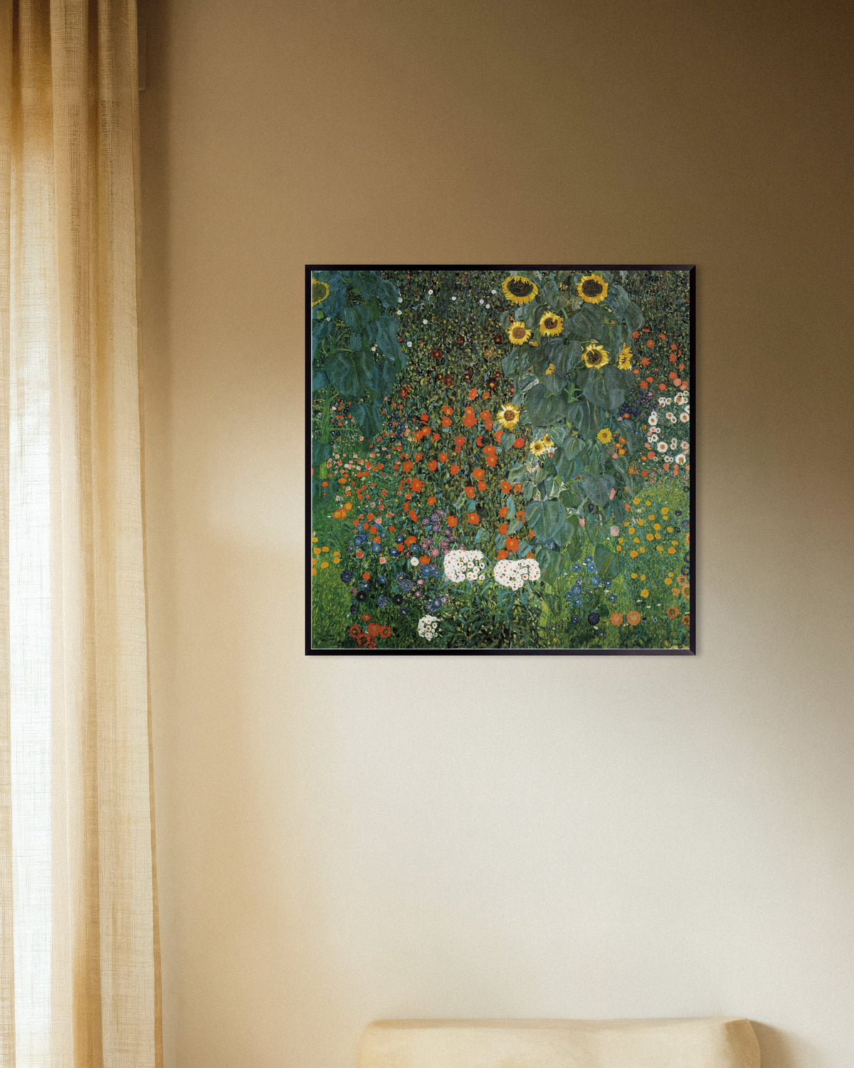Gustav Klimtin Maalaispuutarha ja auringonkukat (1907) -juliste metallikehyksessä