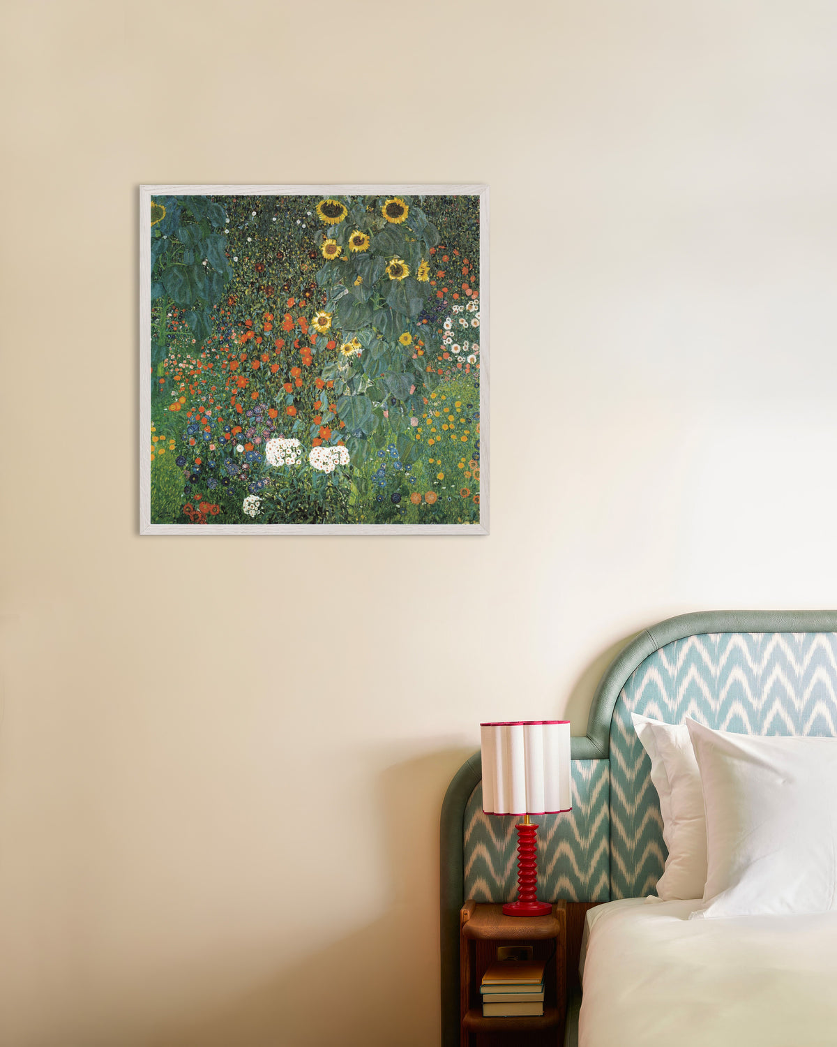 Gustav Klimtin Maalaispuutarha ja auringonkukat (1907) -juliste valkoisessa puukehyksessä