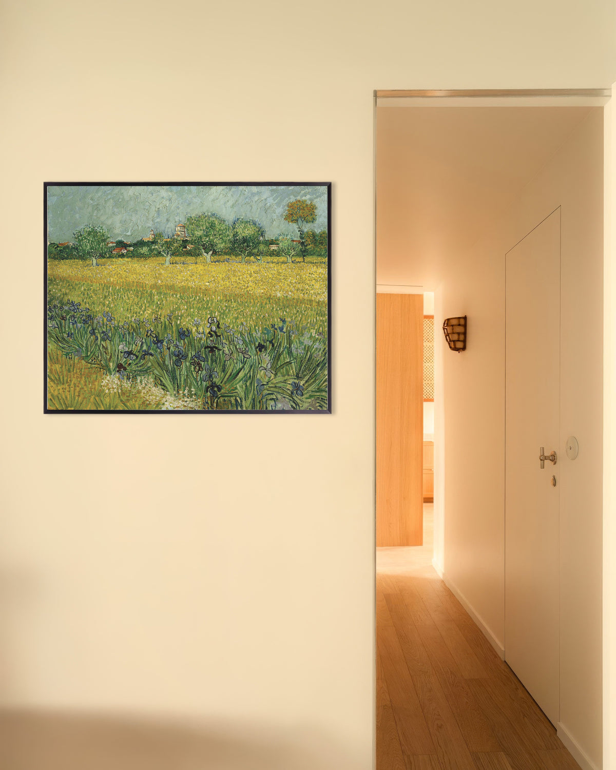 Juliste teoksesta Iiriskenttä lähellä Arlesia (1888), Vincent van Gogh, metallikehyksellä
