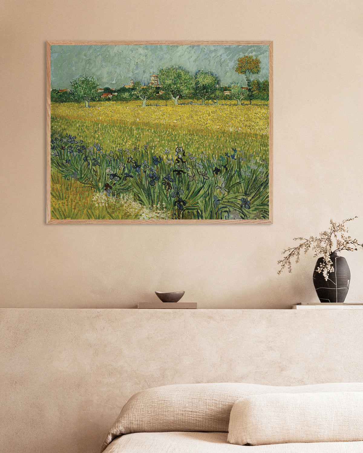 Juliste teoksesta Iiriskenttä lähellä Arlesia (1888), Vincent van Gogh, luonnonvärisillä puukehyksillä