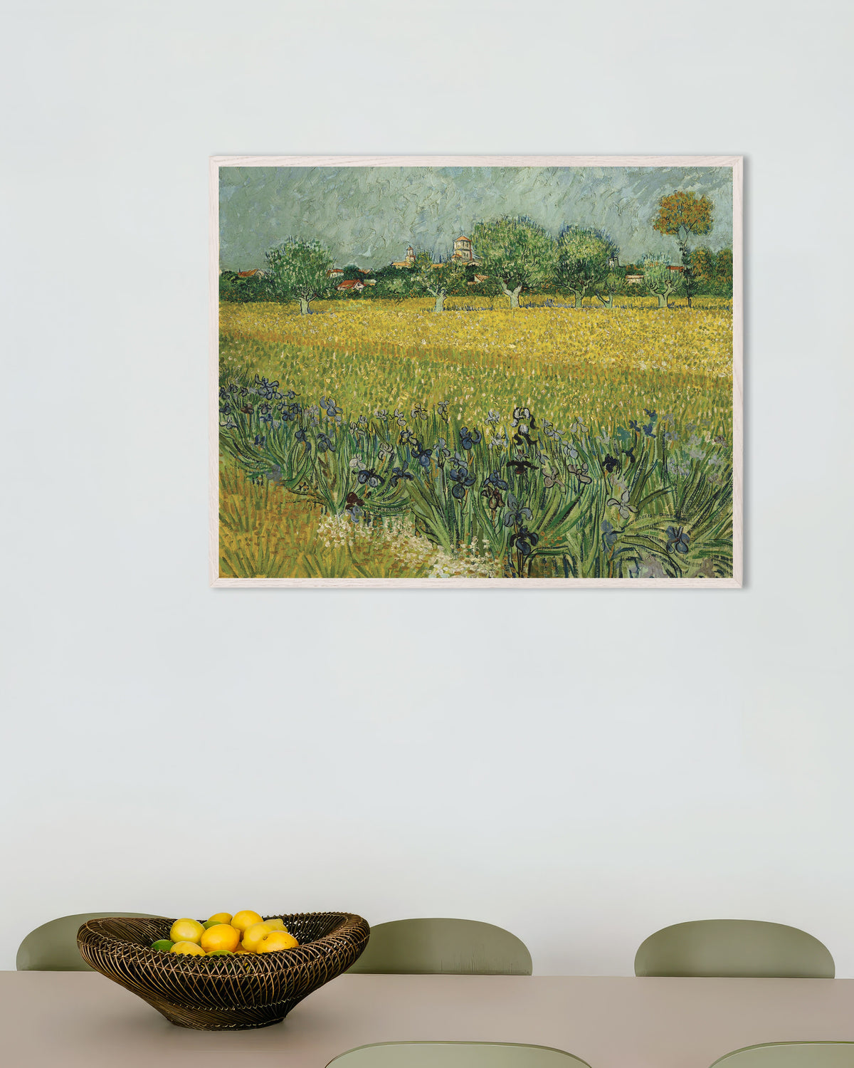 Juliste teoksesta Iiriskenttä lähellä Arlesia (1888), Vincent van Gogh, valkoisilla puukehyksillä
