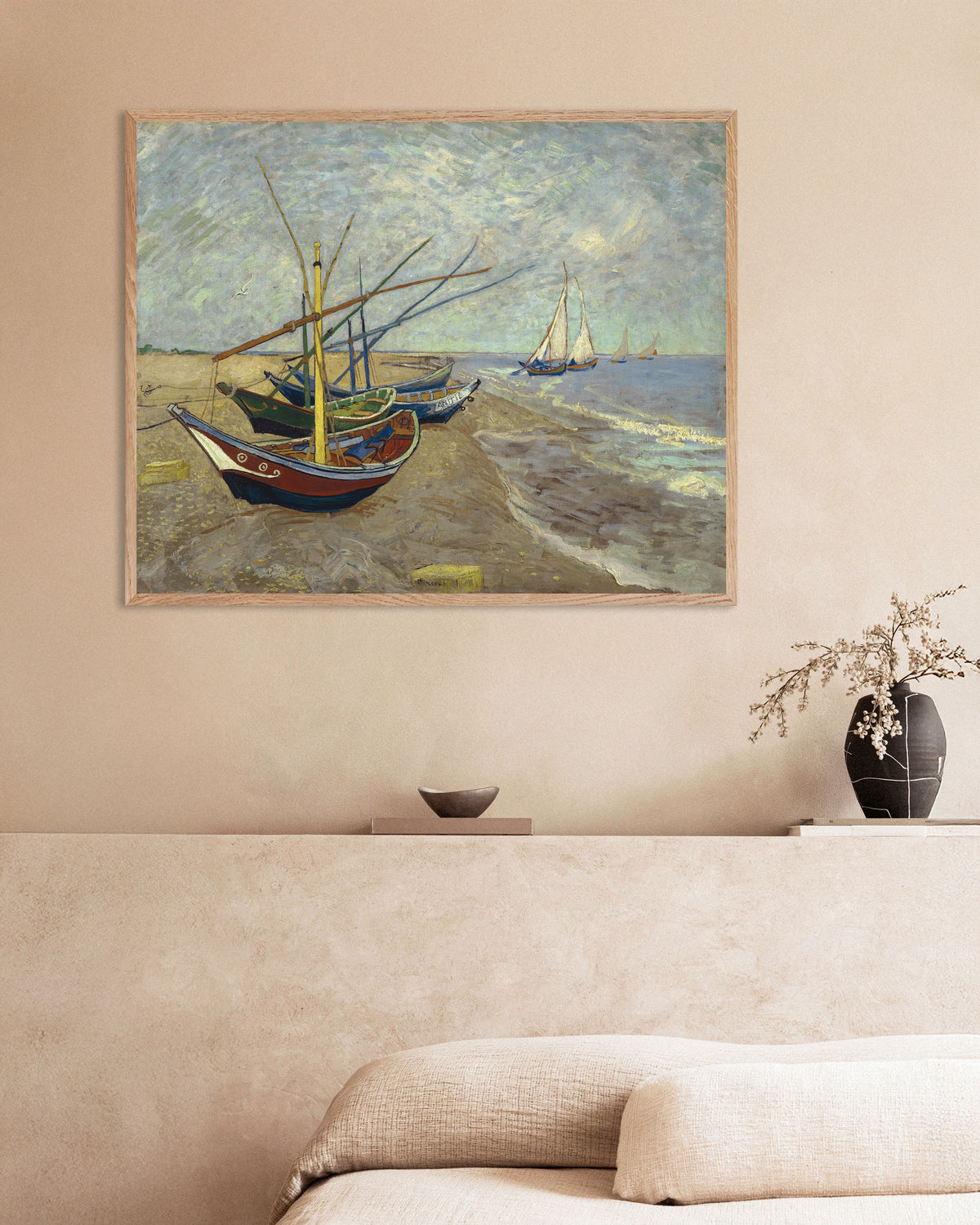 Juliste, Vincent van Goghin teos Kalastusveneitä rannalla Les Saintes-Maries-de-la-Merissä (1888), luonnonvärisillä puukehyksillä