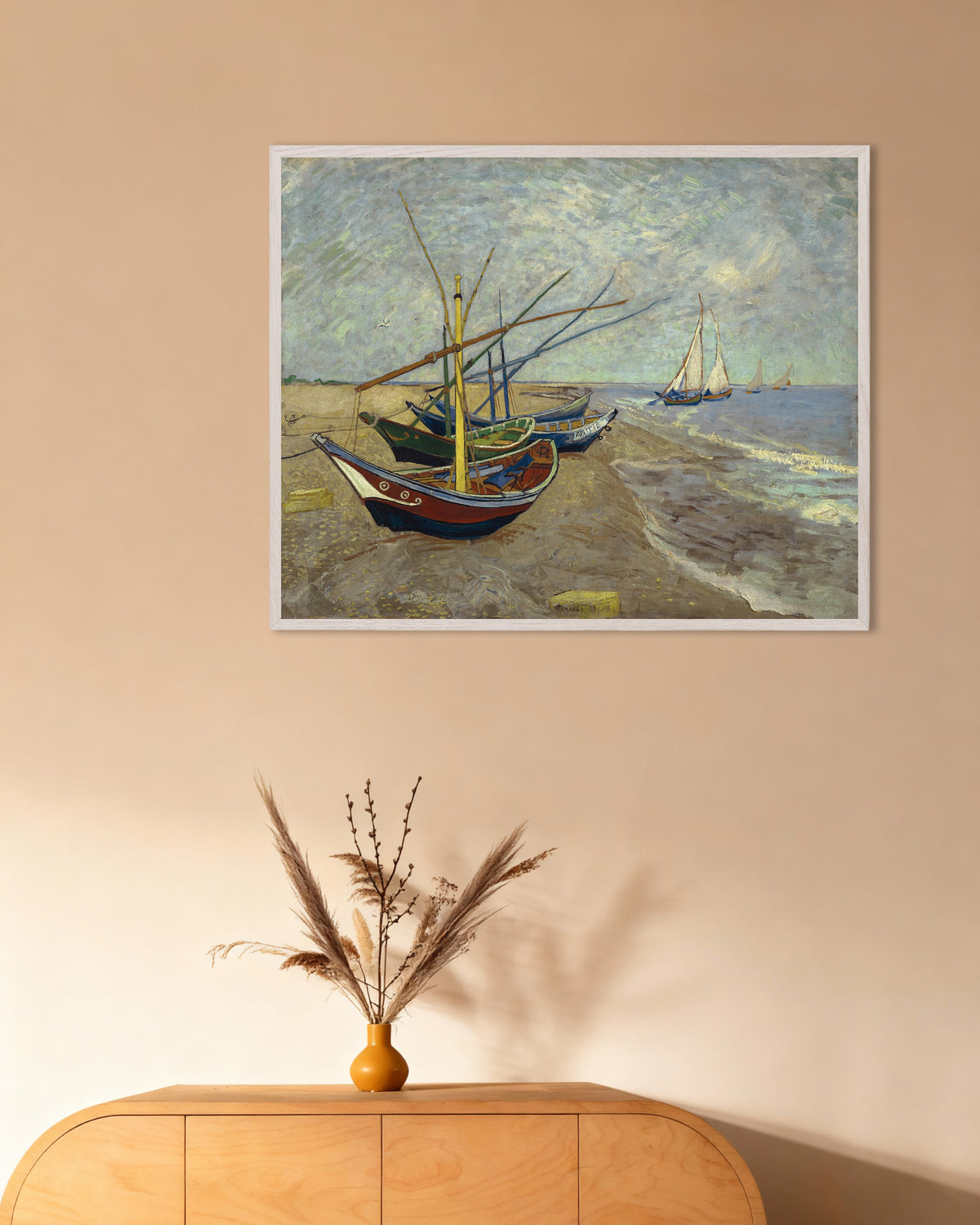 Juliste, Vincent van Goghin teos Kalastusveneitä rannalla Les Saintes-Maries-de-la-Merissä (1888), valkoisilla puukehyksillä