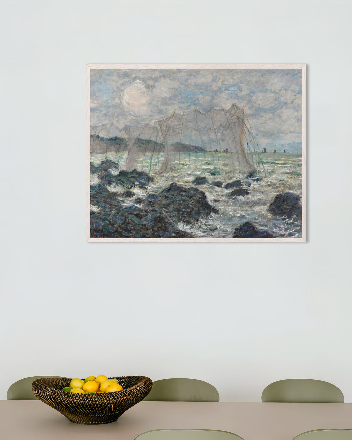 Claude Monet’n Kalaverkkoja Pourvillessa (1882) -juliste valkoisessa puukehyksessä