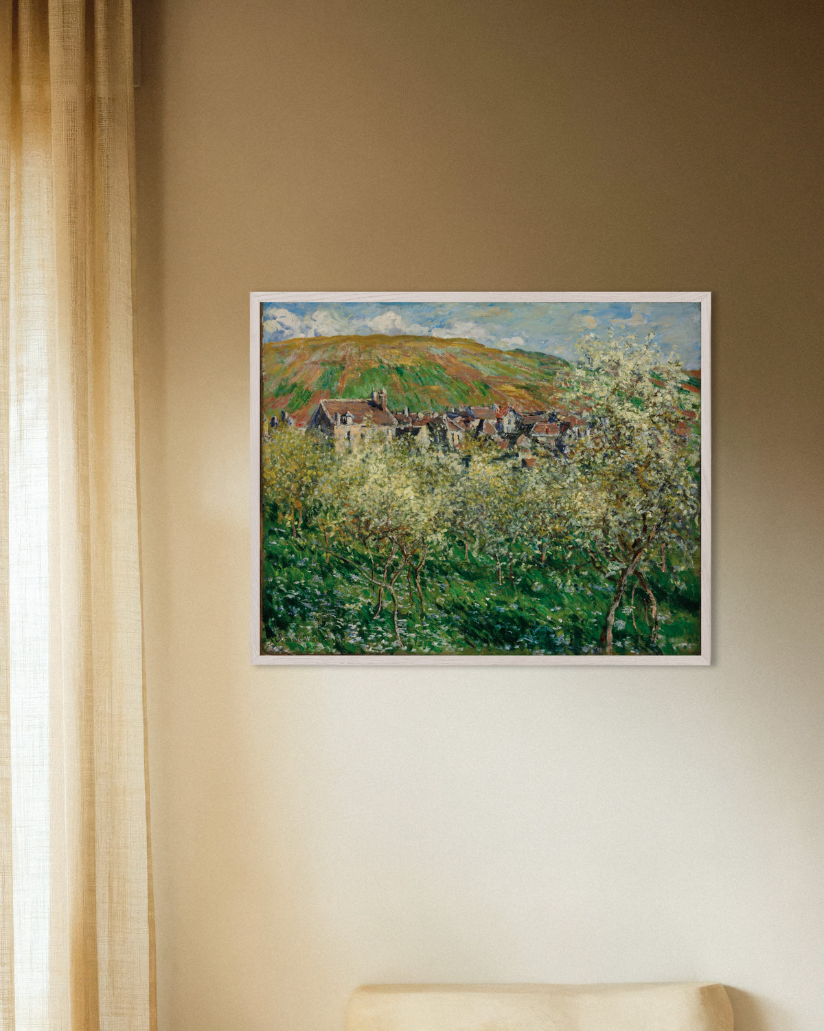 Claude Monet’n Kukkivat luumupuut (1879) -juliste valkoisessa puukehyksessä