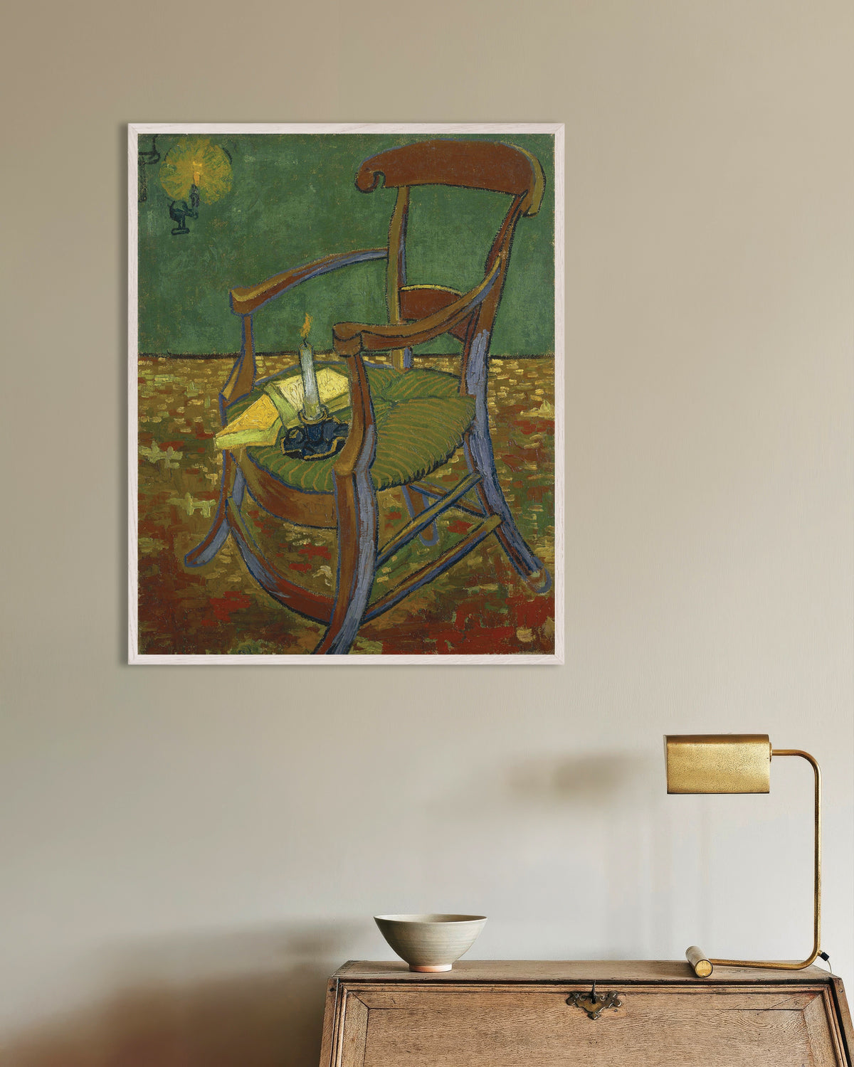 Vincent van Goghin Maalaujan tuoli (1888) -juliste valkoisilla puukehyksillä