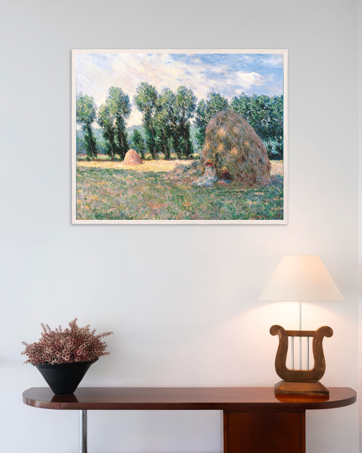 Claude Monet’n Heinäsuovat (1885) -juliste valkoisessa puukehyksessä