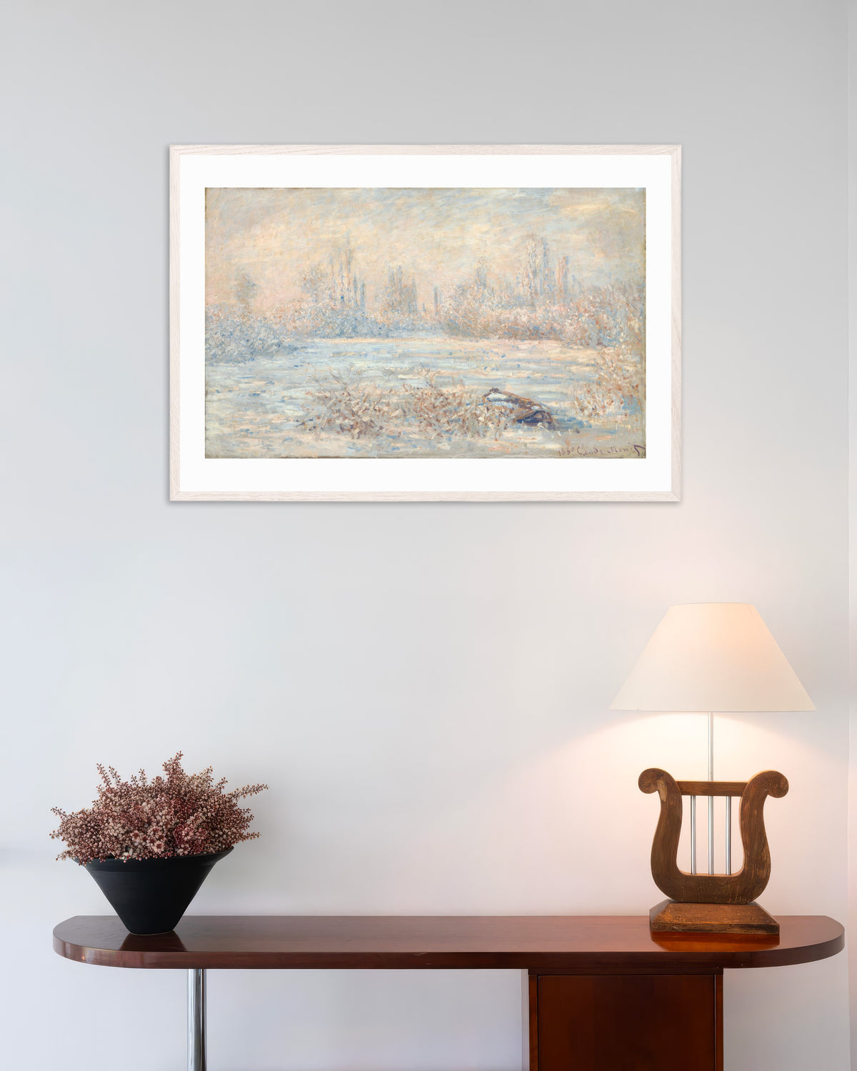 Claude Monet’n Huurre (1880) -juliste valkoisessa puukehyksessä