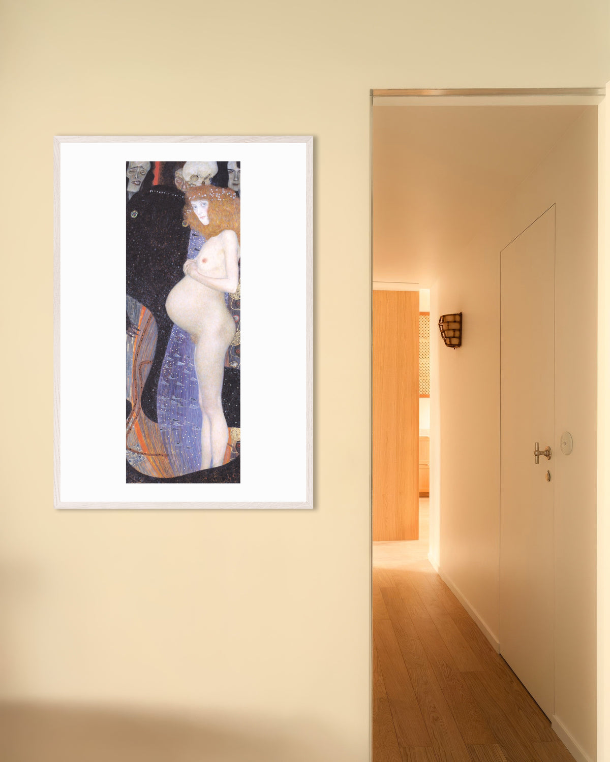 Gustav Klimtin Toivo I (1903) -juliste valkoisessa puukehyksessä