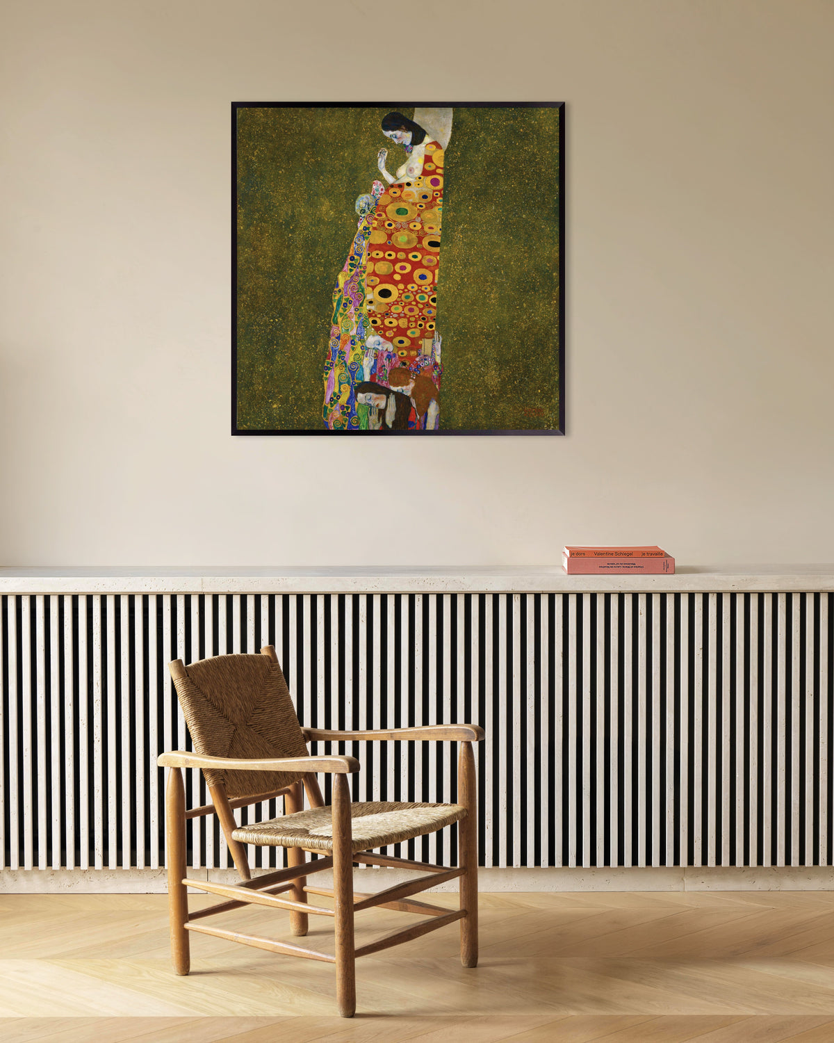 Gustav Klimtin Toivo II (1907–1908) -juliste metallikehyksessä