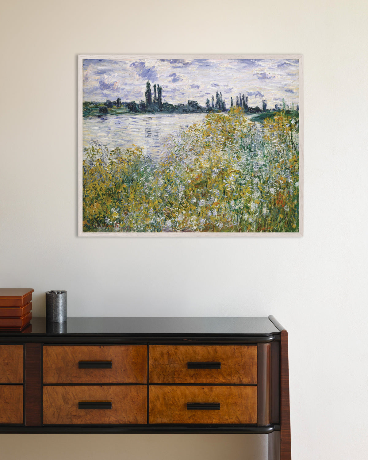 Claude Monet’n Kukkasaari Vétheuilin lähellä (1880) -juliste valkoisessa puukehyksessä