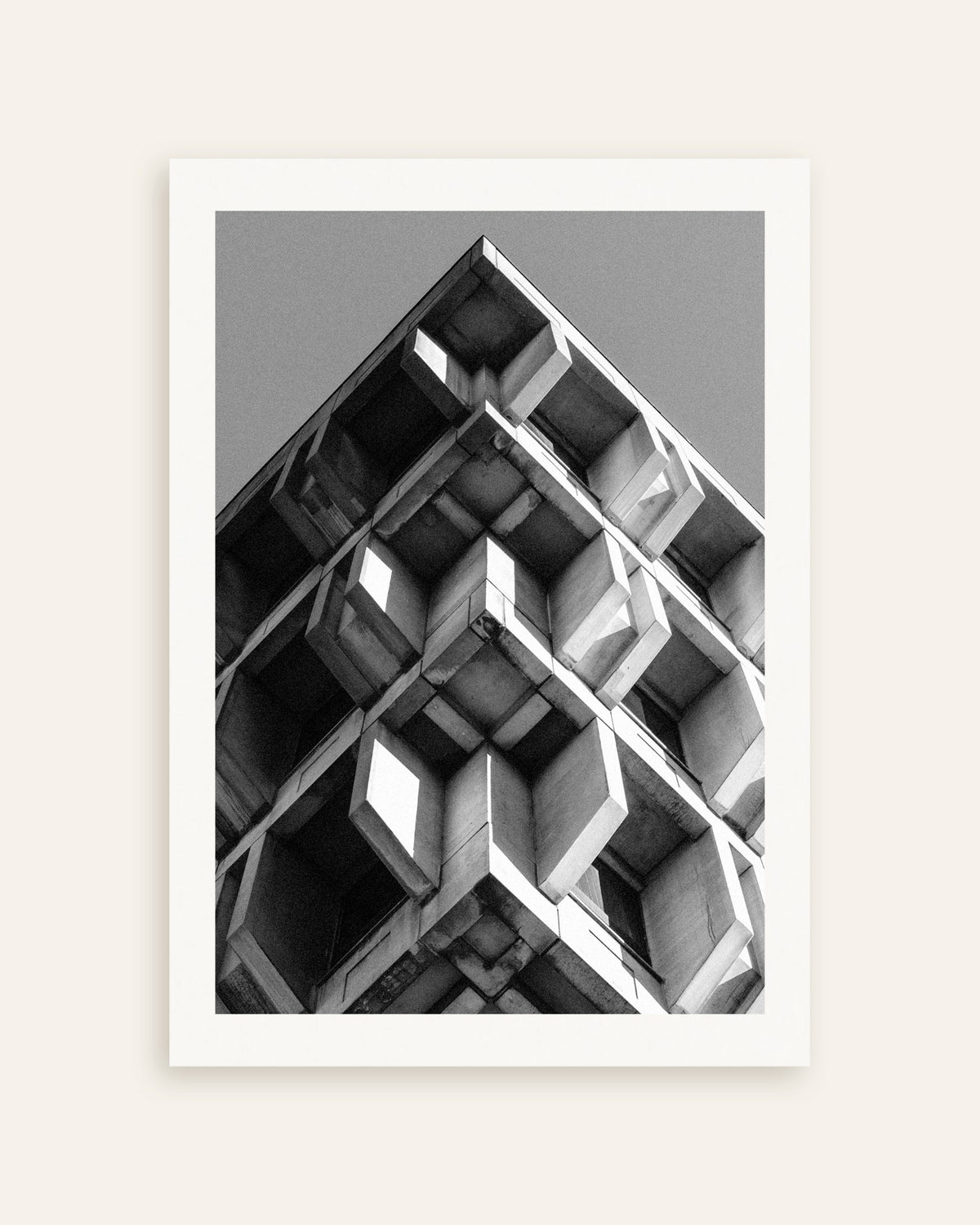 Juliste ”Betonilaatikoiden käänteinen pyramidi”, pikkukuva
