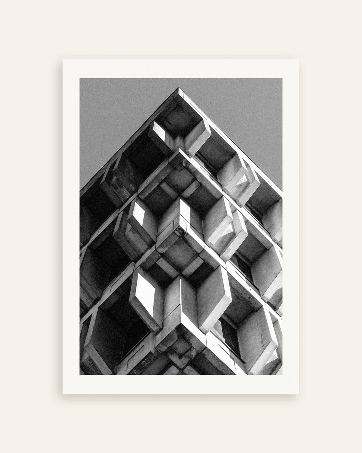 Juliste ”Betonilaatikoiden käänteinen pyramidi”, pikkukuva
