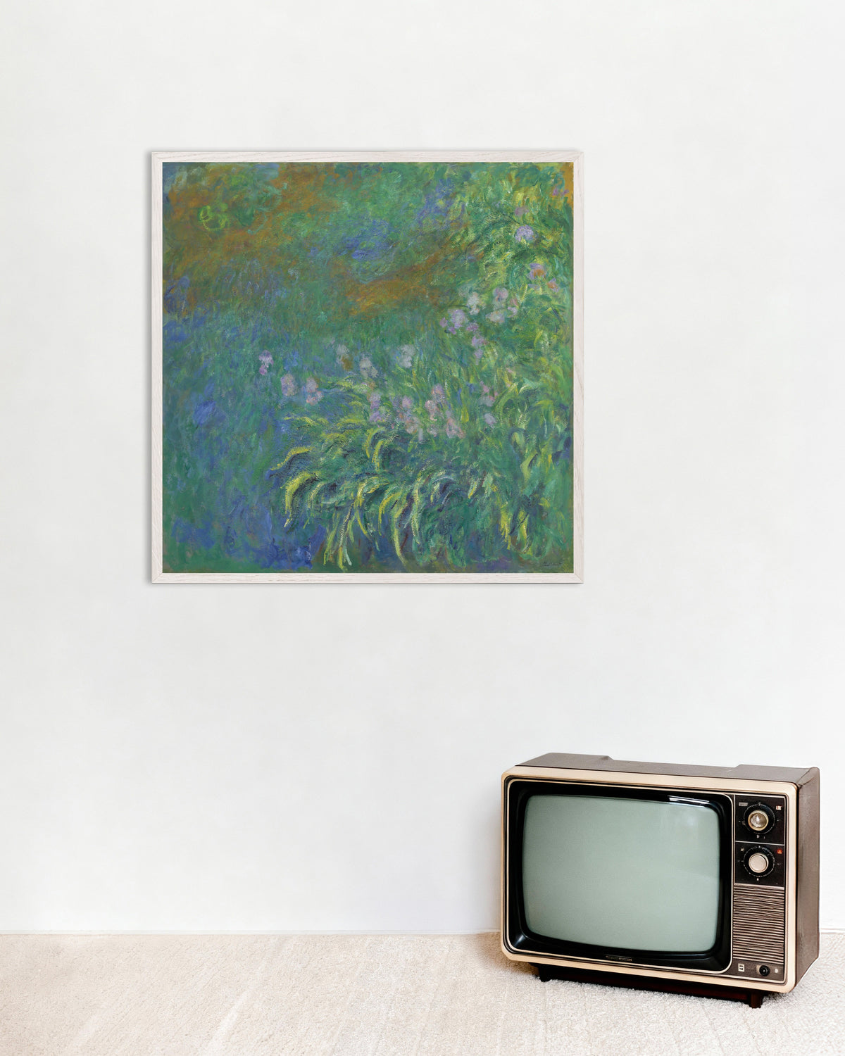 Claude Monet’n Kurjenmiekat (1914–1917) -juliste valkoisessa puukehyksessä