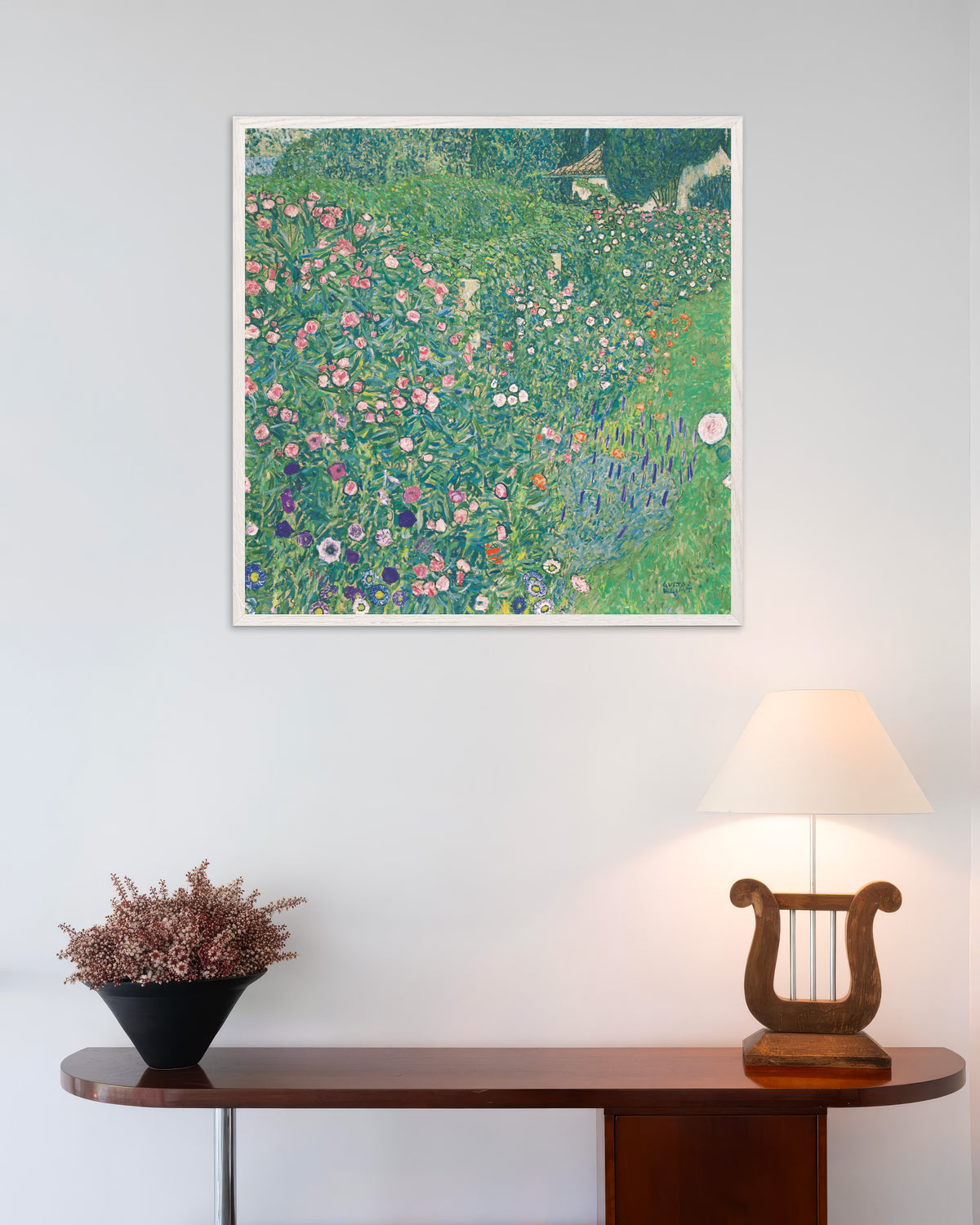 Gustav Klimtin Italialainen puutarhamaisema (1913) -juliste valkoisessa puukehyksessä