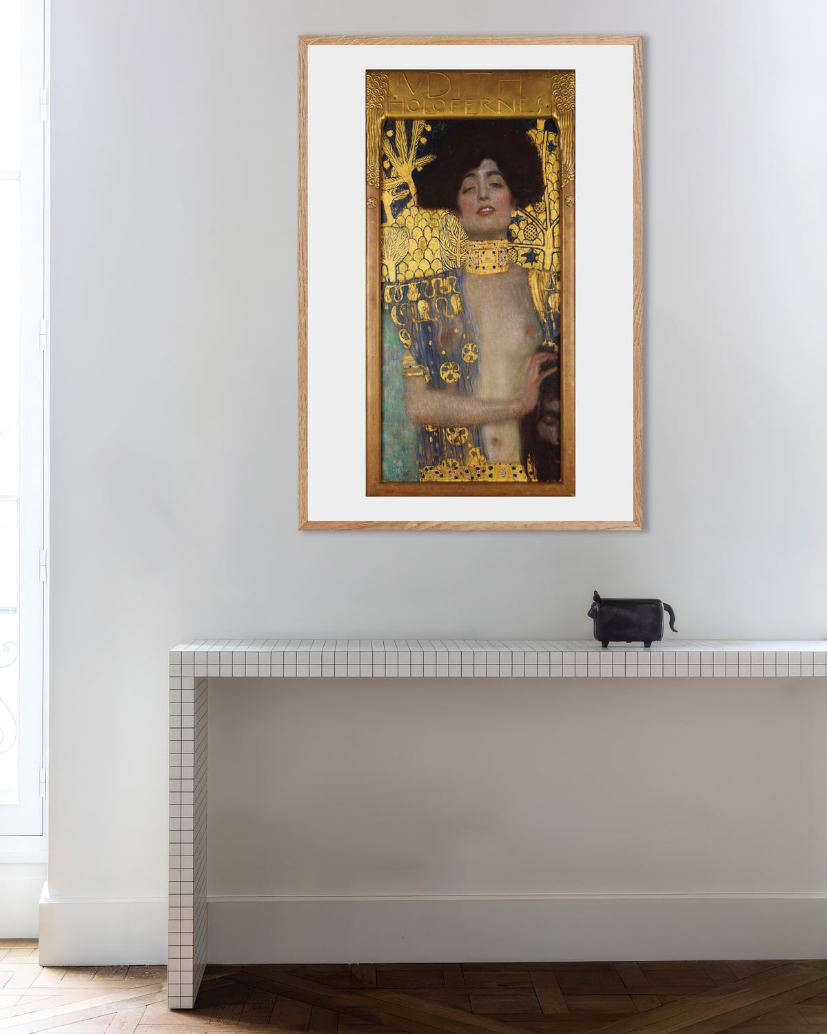 Gustav Klimtin Judit I (1901) -juliste luonnonvärisessä puukehyksessä