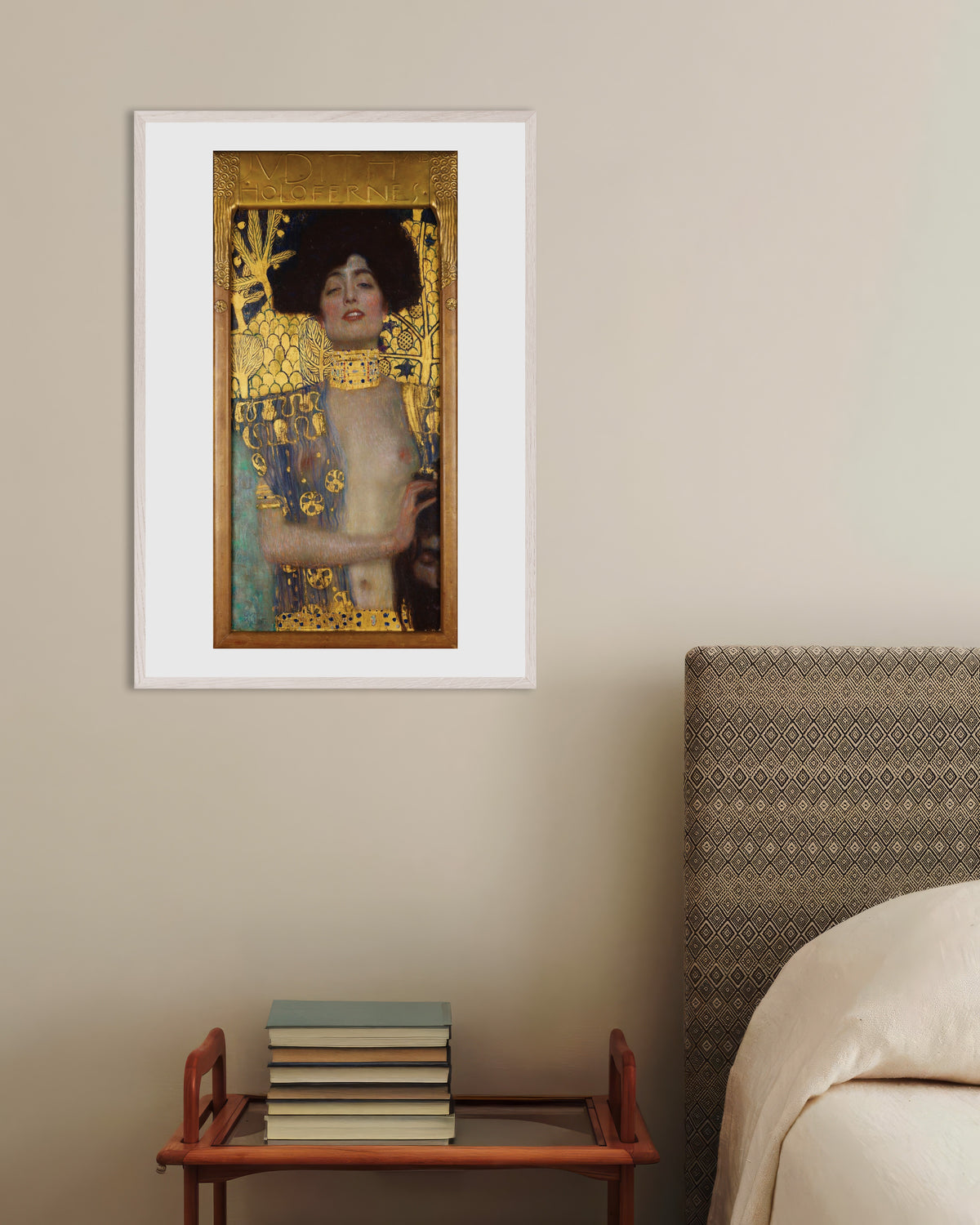 Gustav Klimtin Judit I (1901) -juliste valkoisessa puukehyksessä