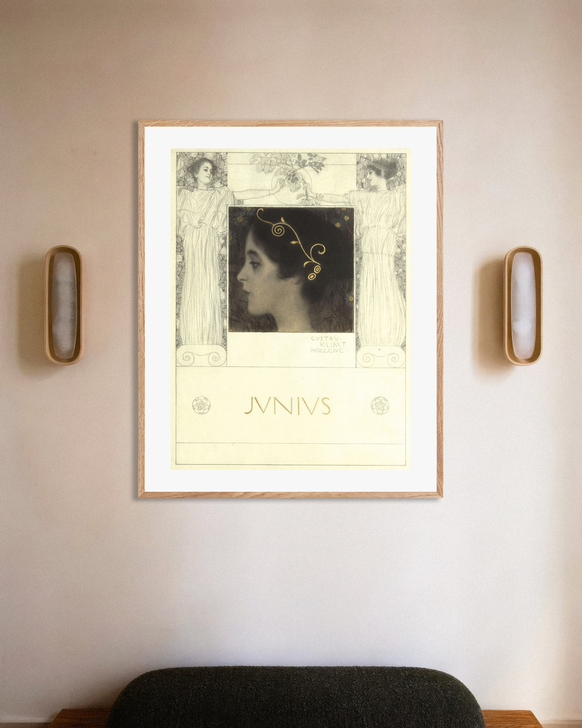 Gustav Klimtin Junius (1896) -juliste luonnonvärisessä puukehyksessä