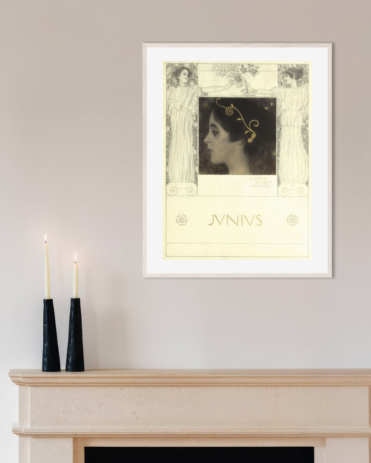 Gustav Klimtin Junius (1896) -juliste valkoisessa puukehyksessä