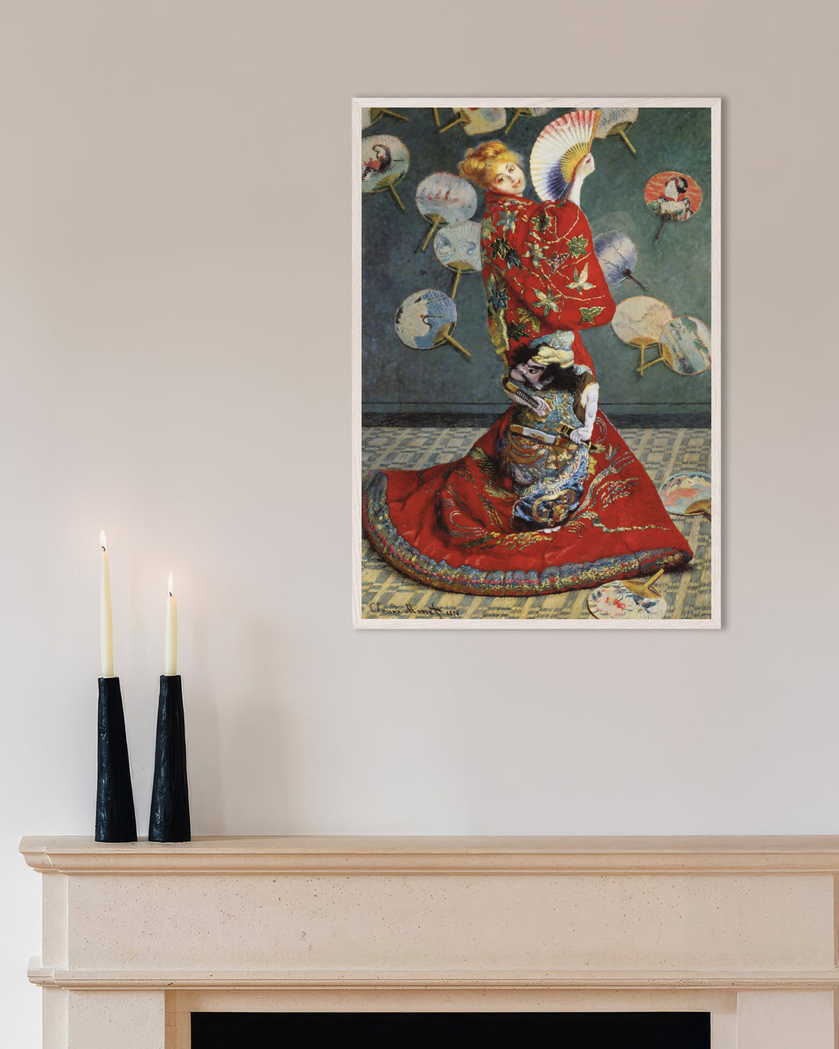 Claude Monet’n La Japonaise, Camille Monet japanilaisessa asussa (1876) -juliste valkoisessa puukehyksessä