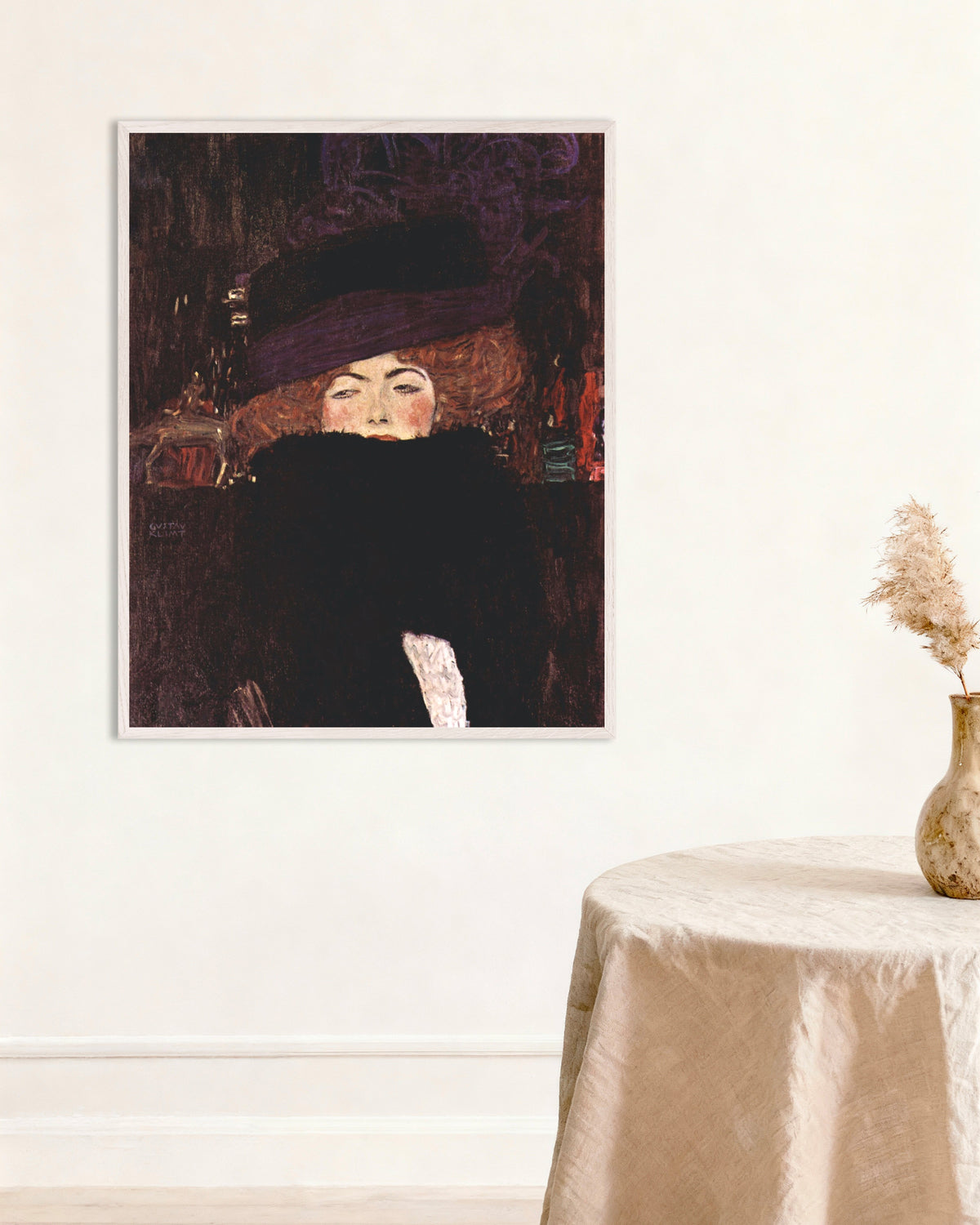 Juliste, Gustav Klimtin teos Nainen hattu päässä ja höyhenpuuhka kaulassa (1909), valkoisissa puukehyksissä