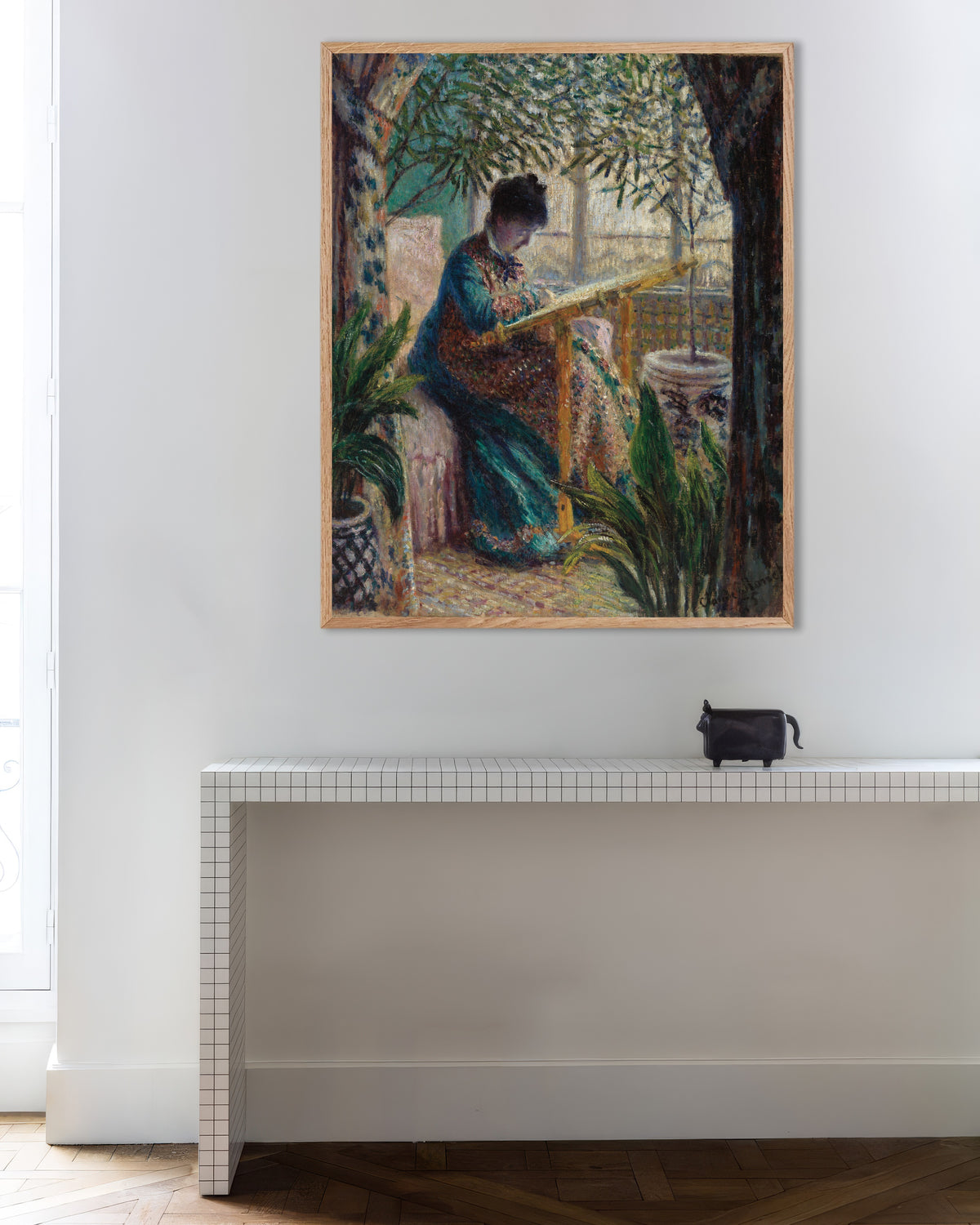 Claude Monet’n Madame Monet kirjailemassa (1875) -juliste luonnonvärisessä puukehyksessä