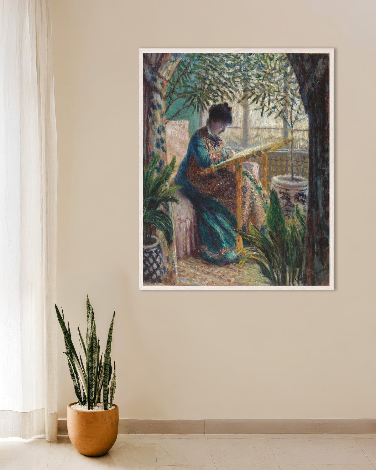 Claude Monet’n Madame Monet kirjailemassa (1875) -juliste valkoisessa puukehyksessä