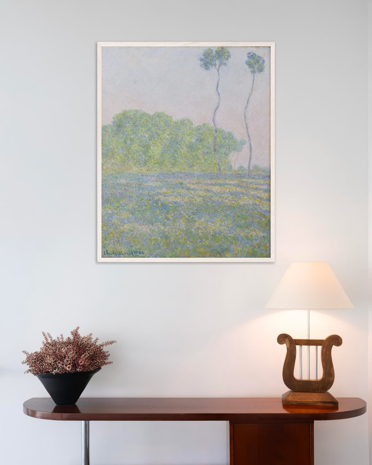 Claude Monet’n Niitty Givernyssä (1894) -juliste valkoisessa puukehyksessä