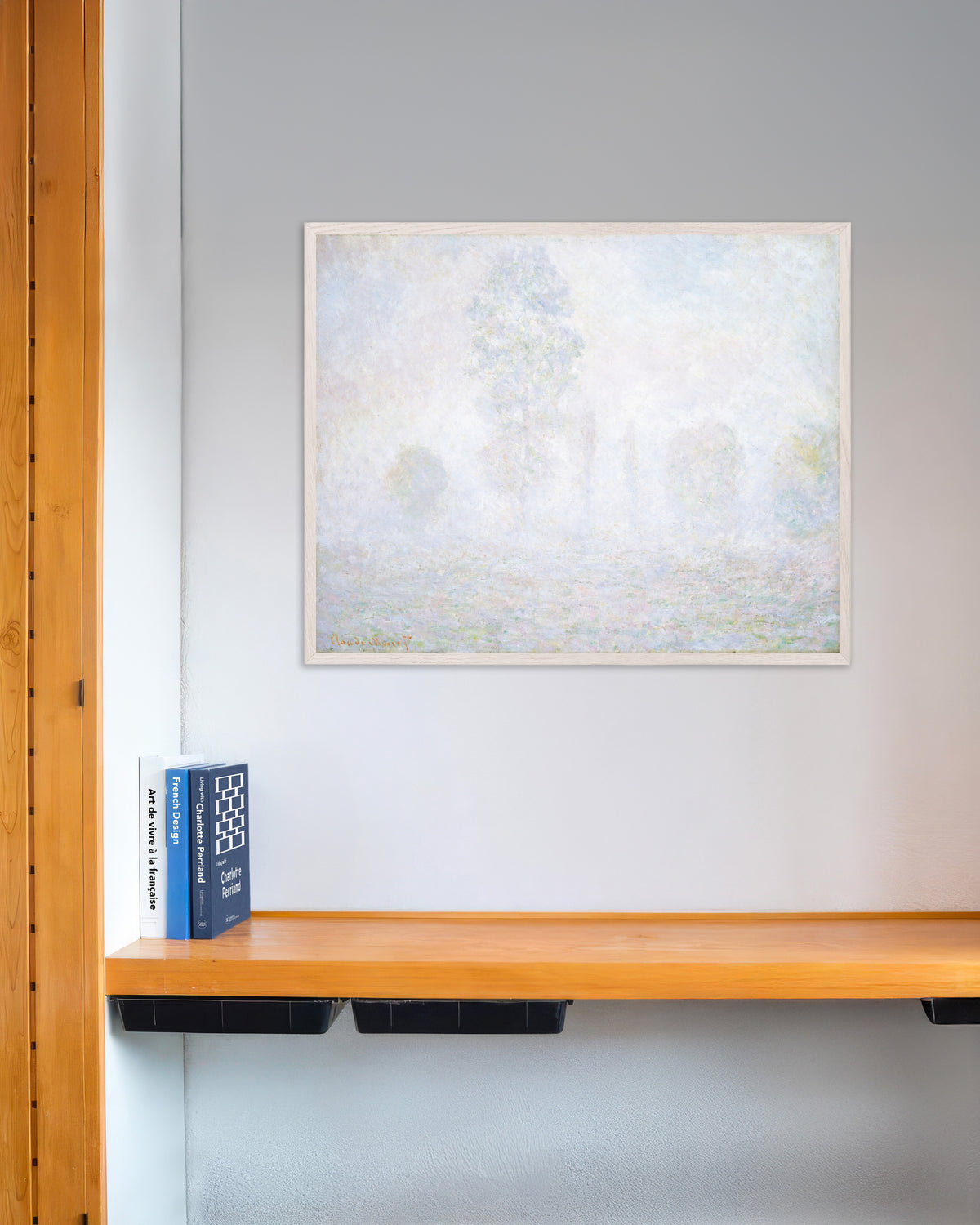 Claude Monet’n Aamu-usva (1888) -juliste valkoisessa puukehyksessä