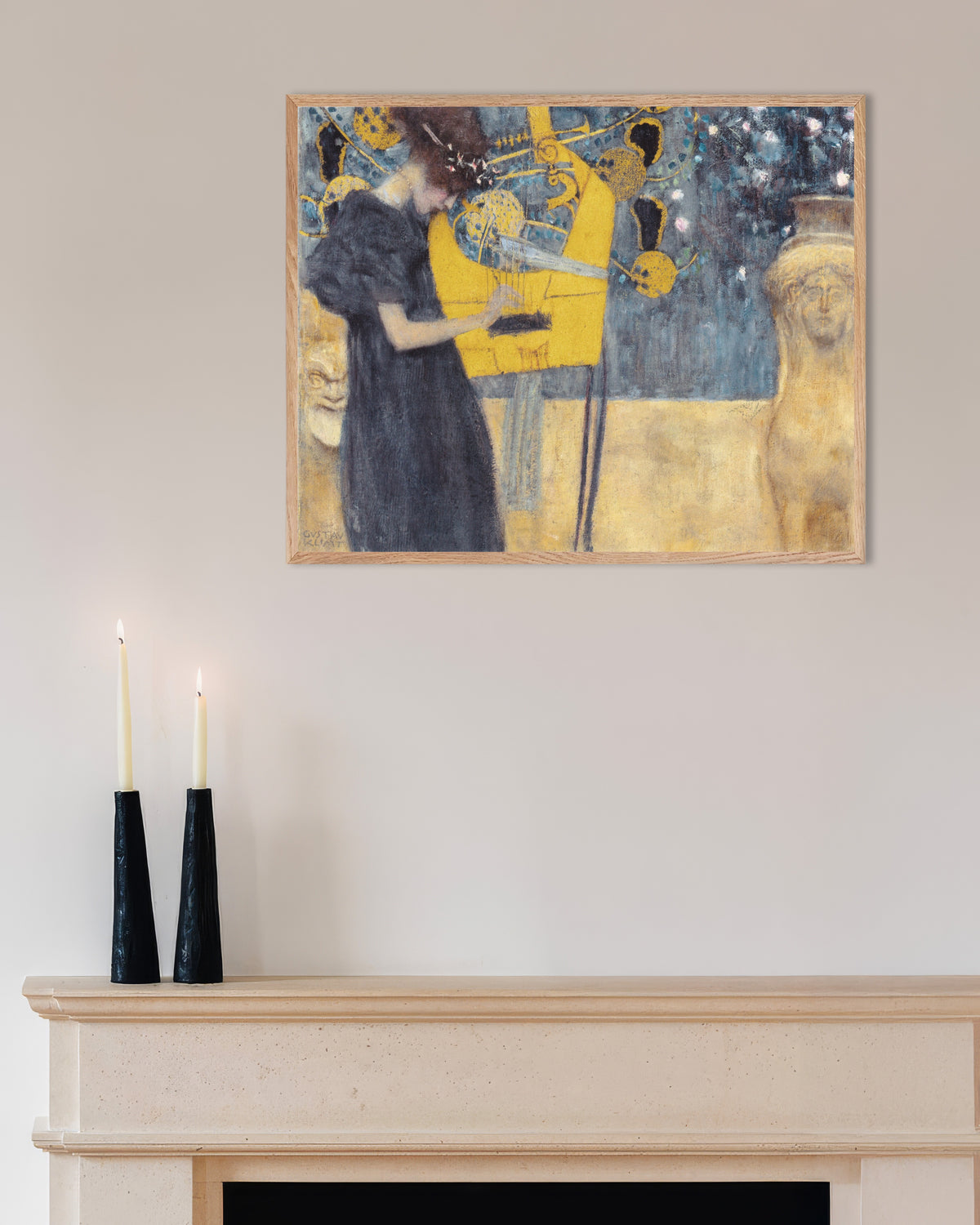 Gustav Klimtin Musiikki I (1895) -juliste luonnonvärisessä puukehyksessä