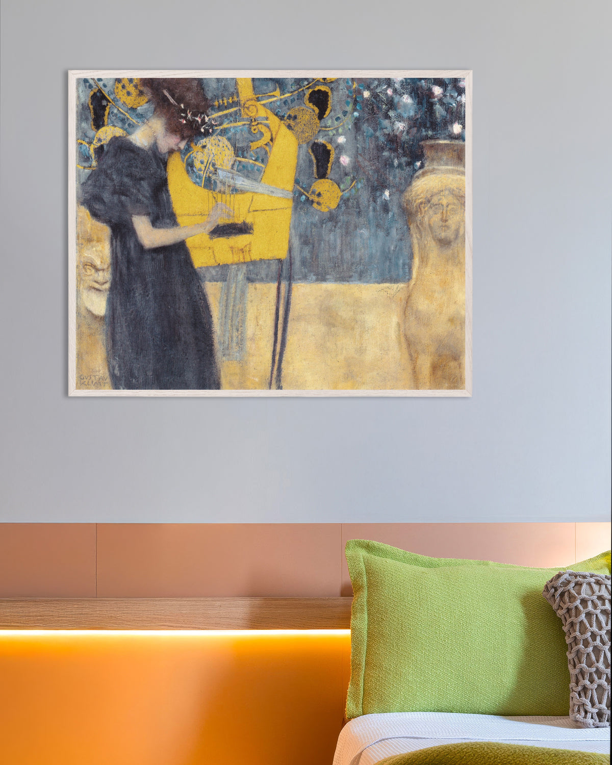 Gustav Klimtin Musiikki I (1895) -juliste valkoisessa puukehyksessä