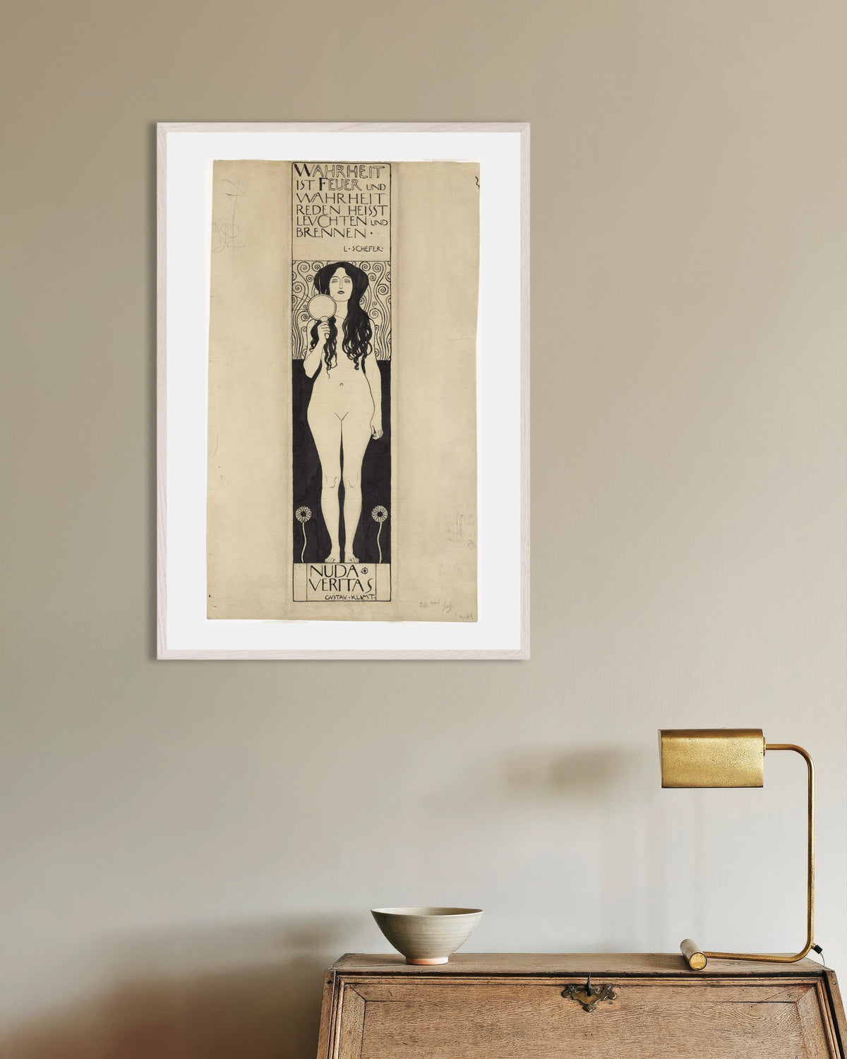 Gustav Klimtin Nuda Veritas (1898) -juliste valkoisessa puukehyksessä