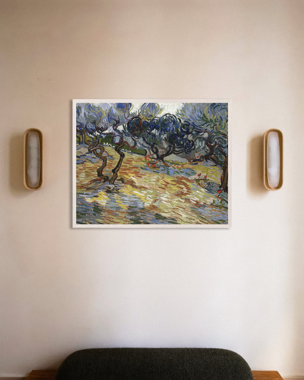 Juliste teoksesta Vincent van Goghin Oliivipuut (1889), valkoisissa puukehyksissä