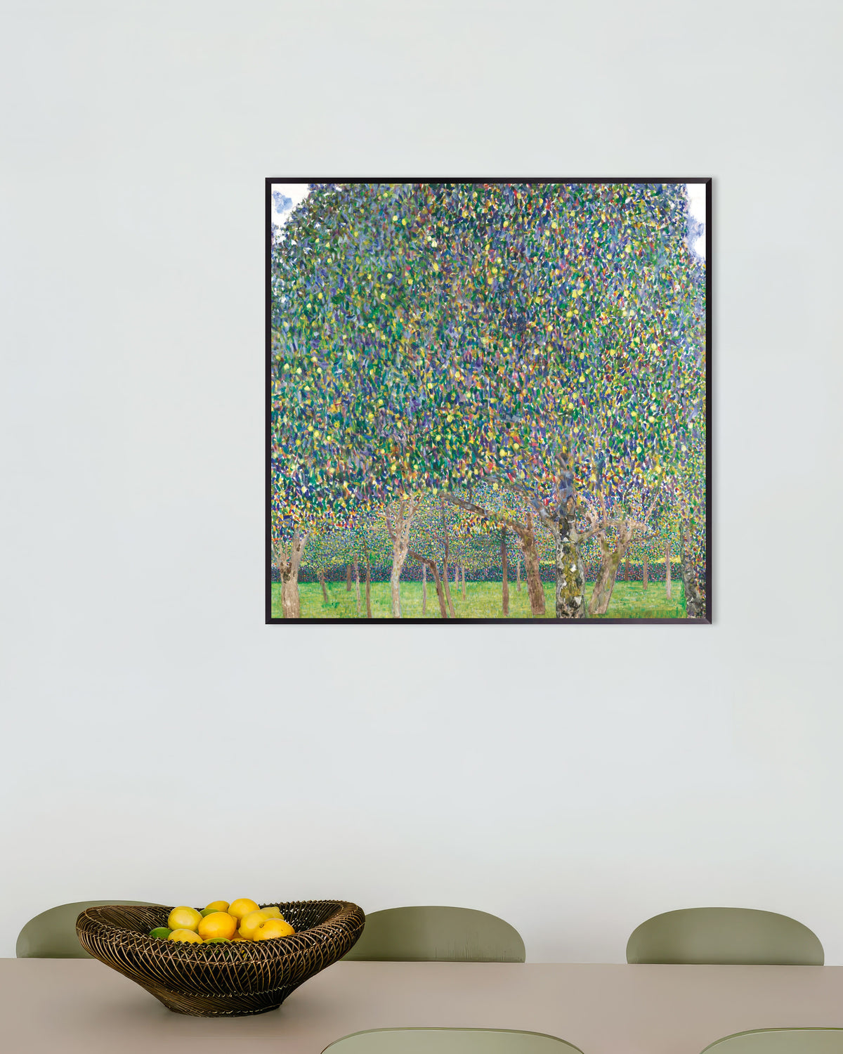 Gustav Klimtin Päärynäpuu (1903) -juliste metallikehyksessä