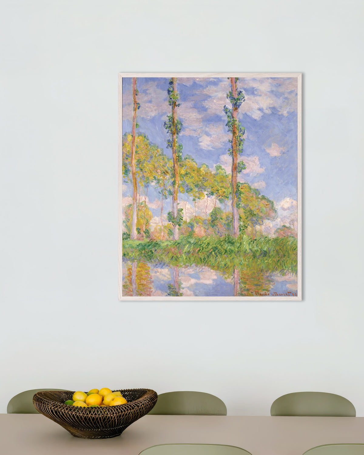 Claude Monet’n Poppelit auringossa (1891) -juliste valkoisessa puukehyksessä