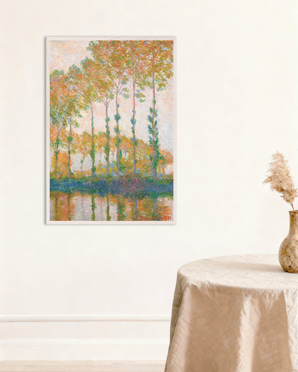 Claude Monet’n Poppeleita Epte-joen rannalla, syksy (1891) -juliste valkoisessa puukehyksessä