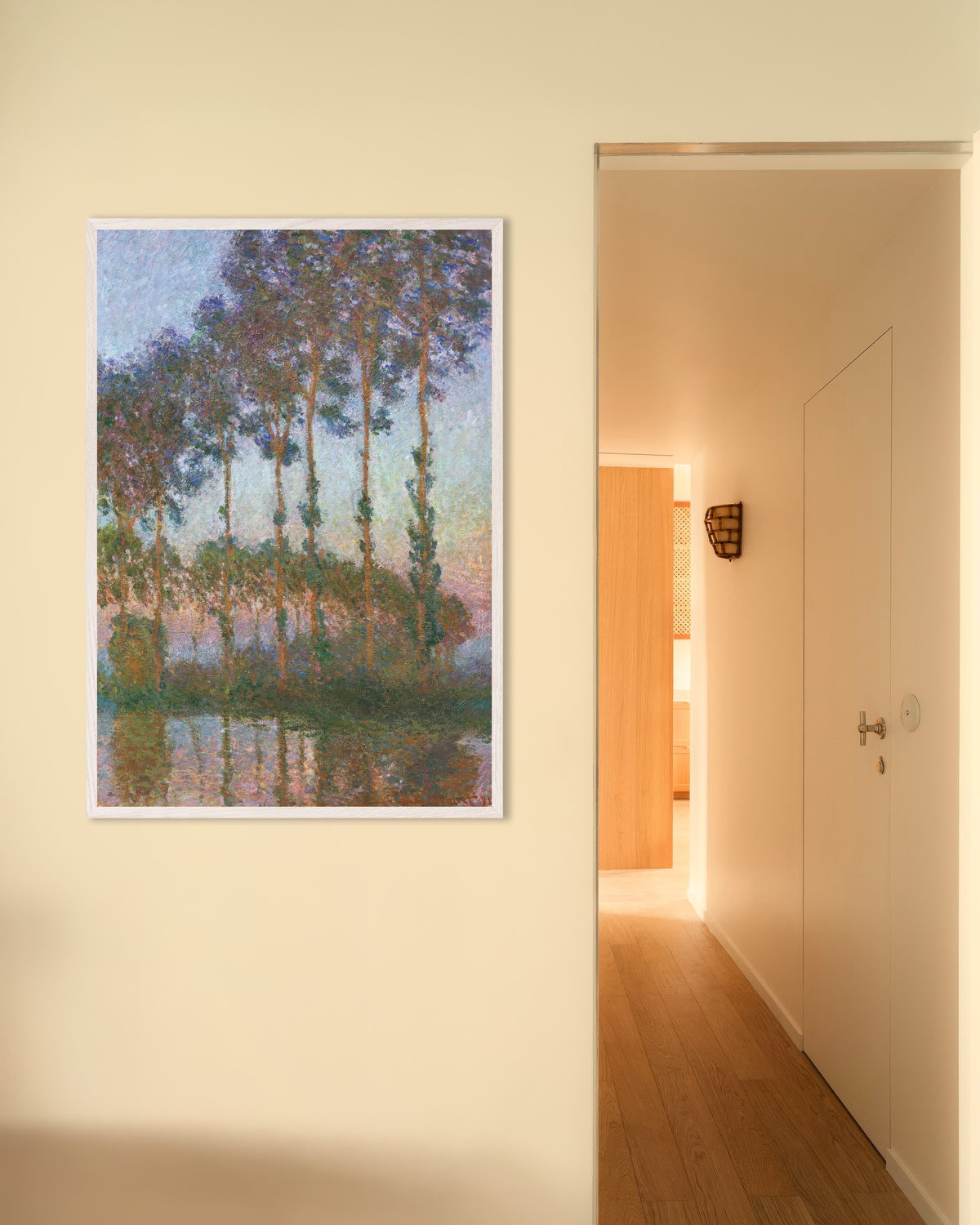 Claude Monet’n Poppeleita Epte-joen rannalla, hämärä (1891) -juliste valkoisessa puukehyksessä