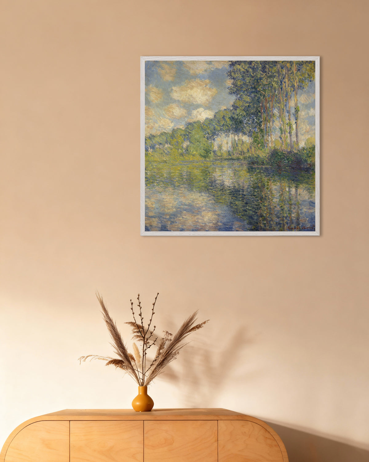 Claude Monet’n Poppelit Epte-joen varrella (1891) -juliste valkoisessa puukehyksessä