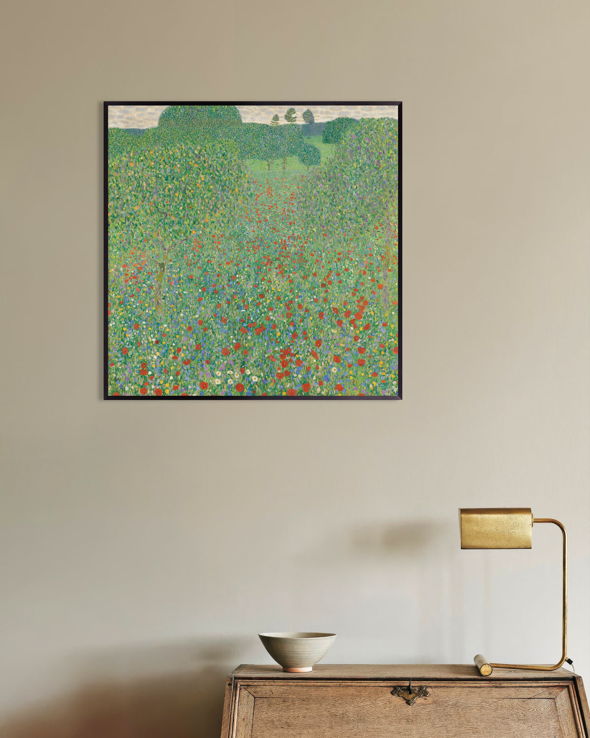 Gustav Klimtin Unikkoniitty (1907) -juliste metallikehyksessä