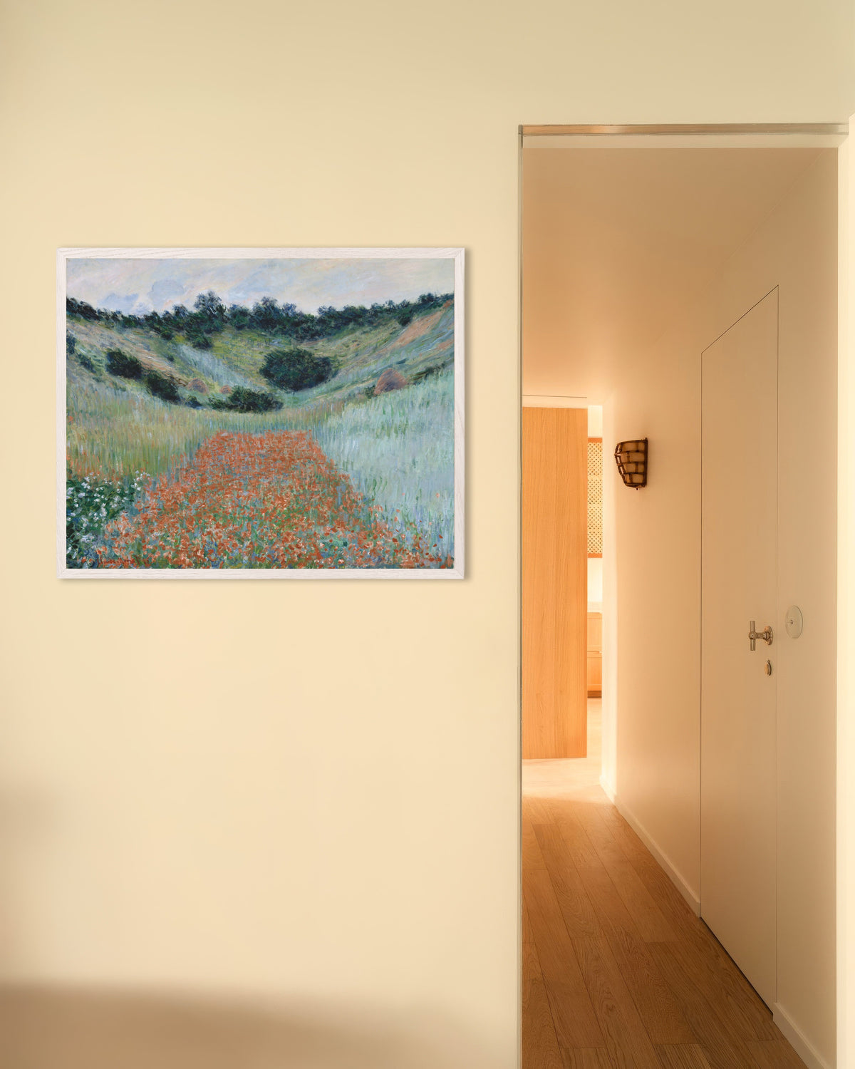 Claude Monet’n Unikkopelto notkossa Givernyn lähellä (1885) -juliste valkoisessa puukehyksessä