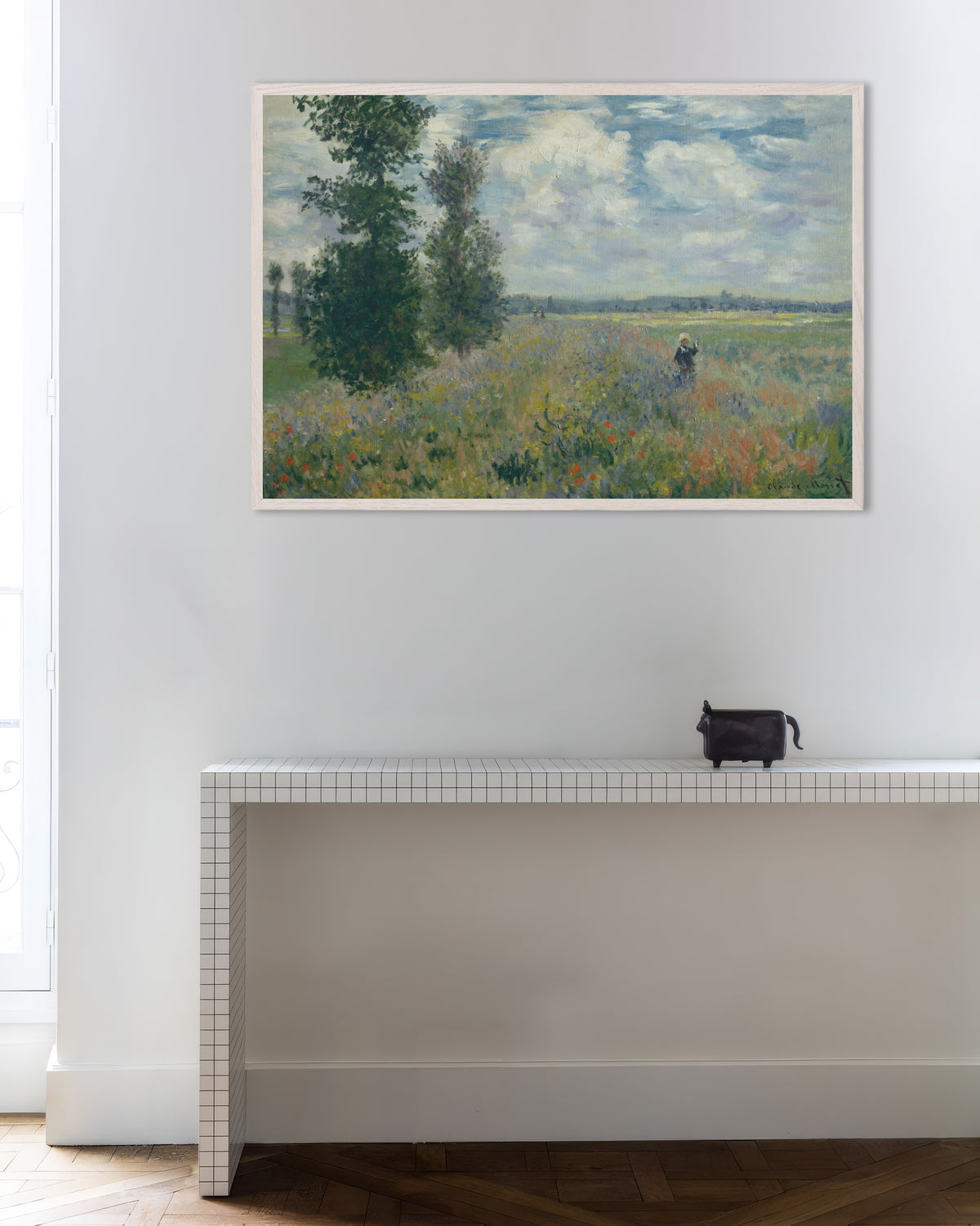 Claude Monet’n Unikkopeltoja Argenteuilin lähellä (1875) -juliste valkoisessa puukehyksessä