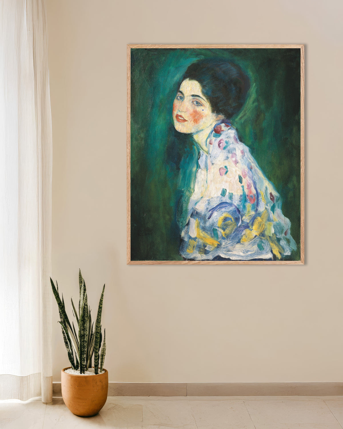 Gustav Klimtin Naisen muotokuva (1916–1917) -juliste luonnonvärisessä puukehyksessä