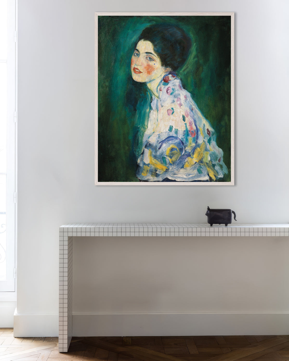 Gustav Klimtin Naisen muotokuva (1916–1917) -juliste valkoisessa puukehyksessä