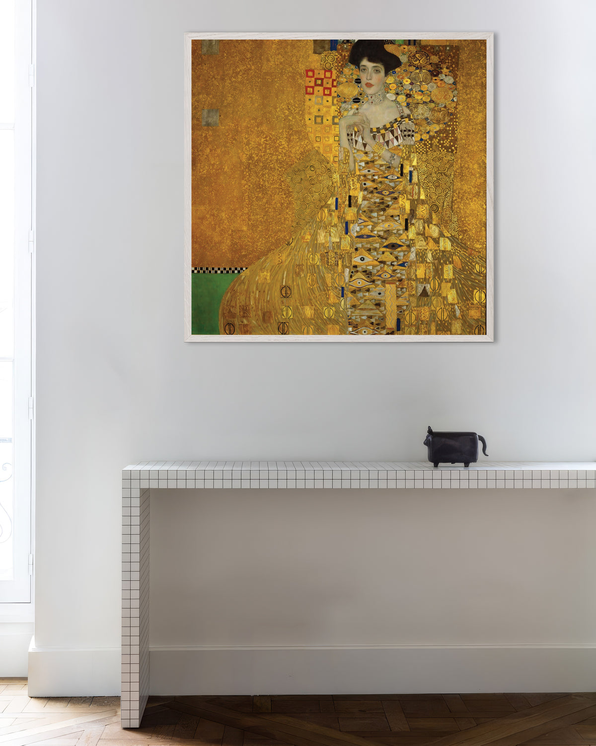 Gustav Klimtin Adele Bloch-Bauerin muotokuva I (1907) -juliste valkoisessa puukehyksessä
