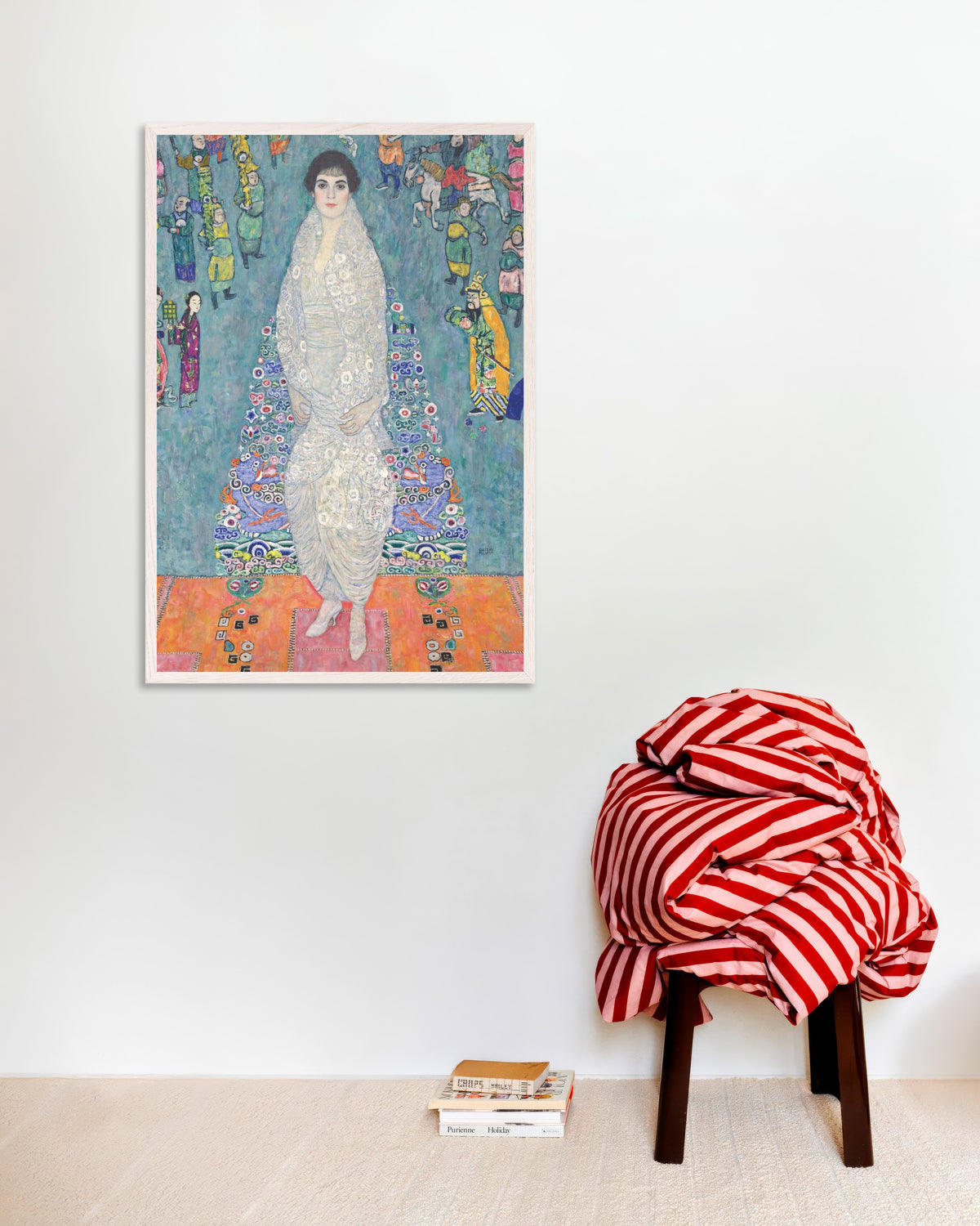 Gustav Klimtin Elisabeth Ledererin muotokuva (1914–1916) -juliste valkoisessa puukehyksessä
