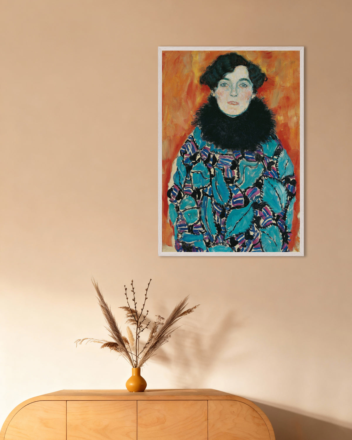 Gustav Klimtin Johanna Stauden muotokuva (1917) -juliste valkoisessa puukehyksessä