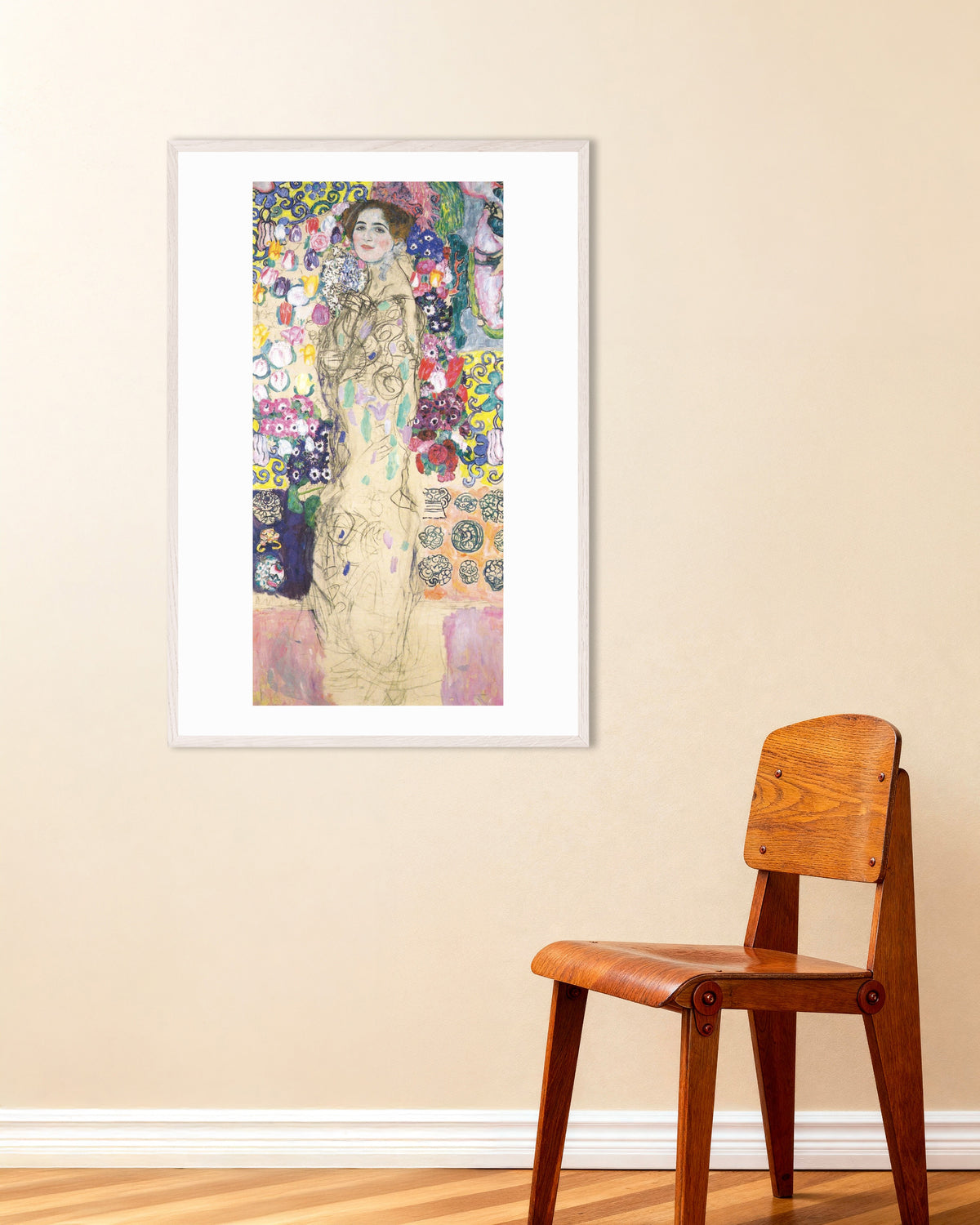 Gustav Klimtin Maria Munkin muotokuva (1917–1918) -juliste valkoisessa puukehyksessä